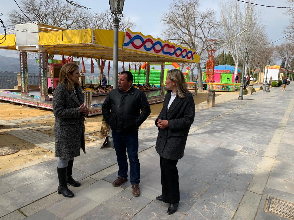 La asociación de feriantes instala atracciones en la Alameda del Tajo durante la Semana Blanca