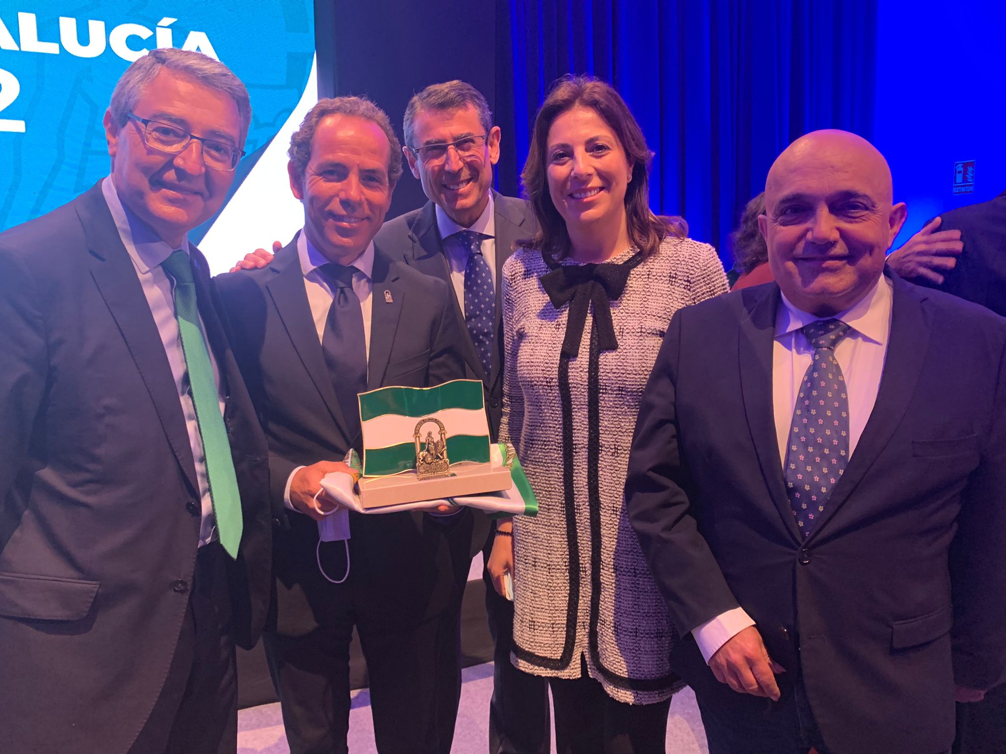 Momento en el que Rafael Gutiérrez recibe la Bandera de Andalucía.