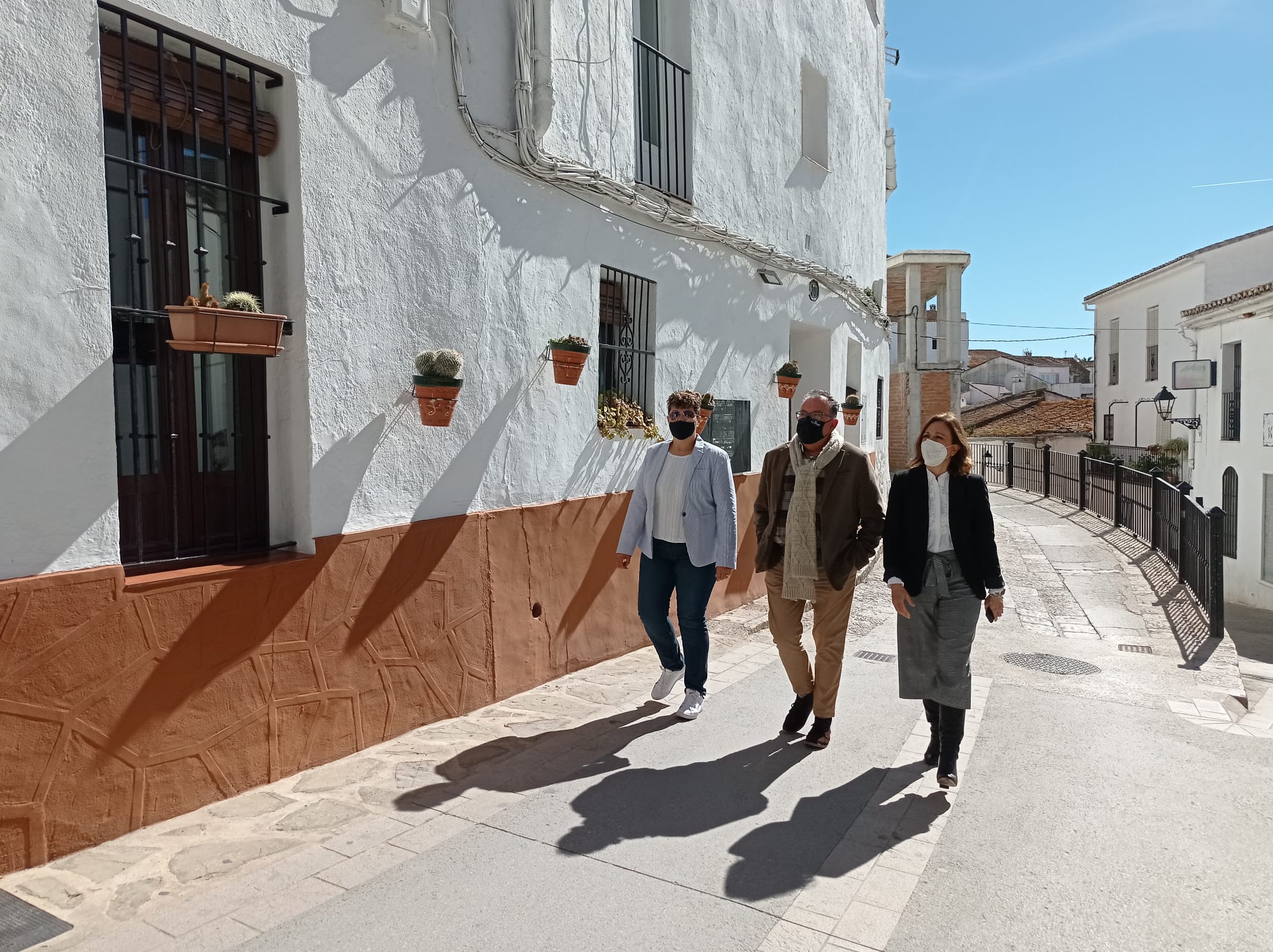 La delegada del Gobierno andaluz con el alcalde de Gaucín en el municipio serrano.