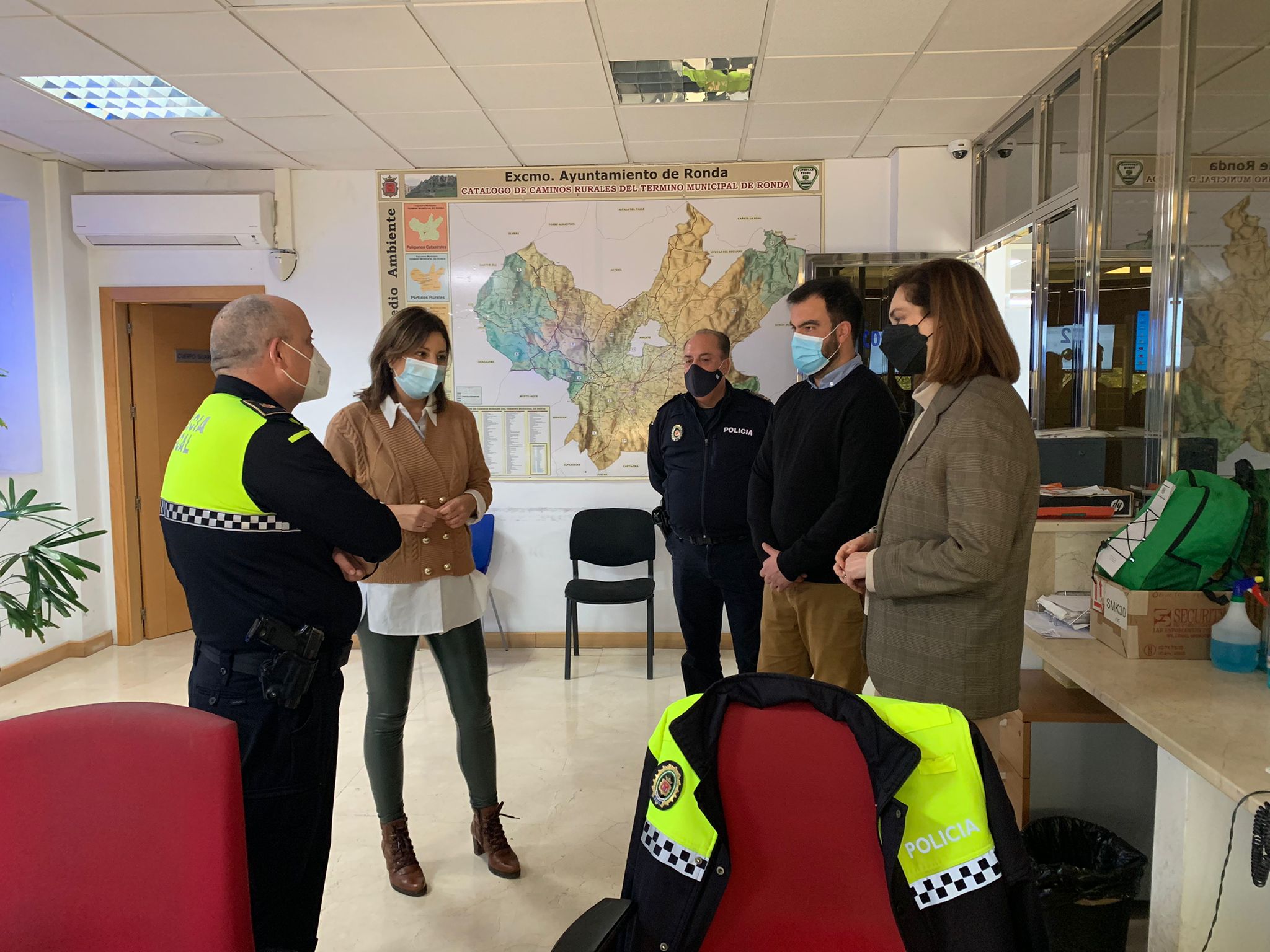 La alcaldesa junto a Serrano y Duran en la Jefatura de la Policía Local.