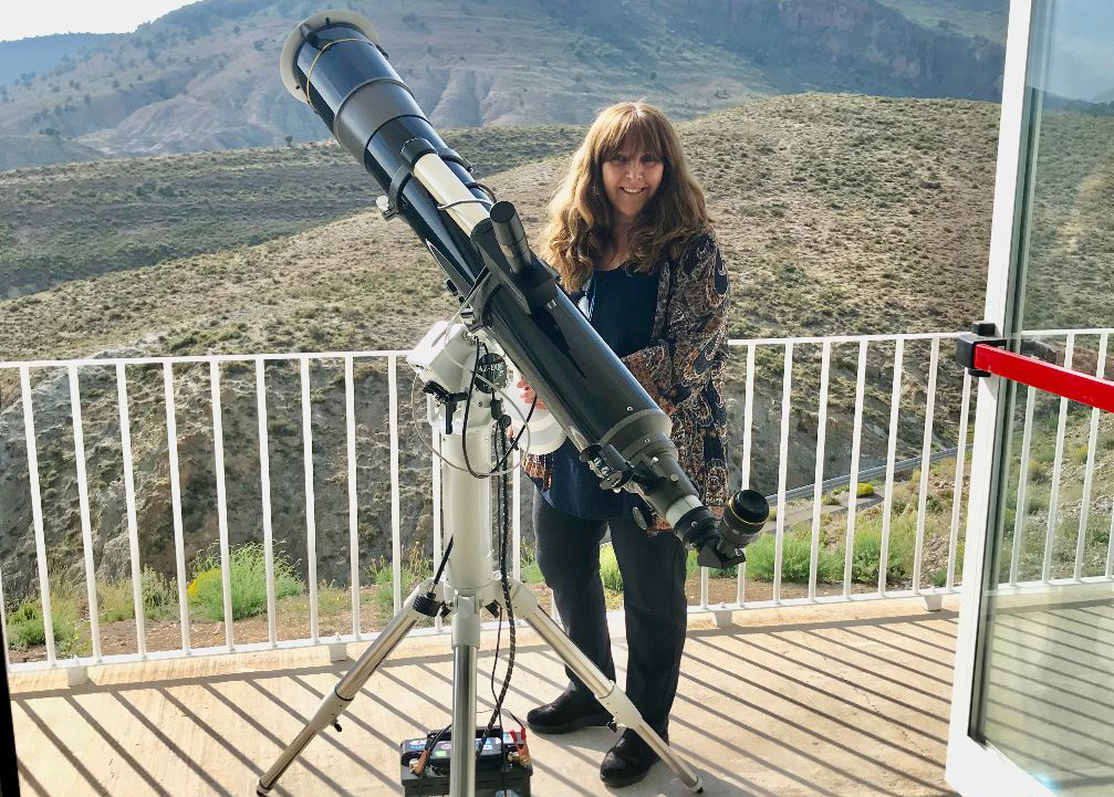 Ángela del Castillo con uno de sus telescopios.