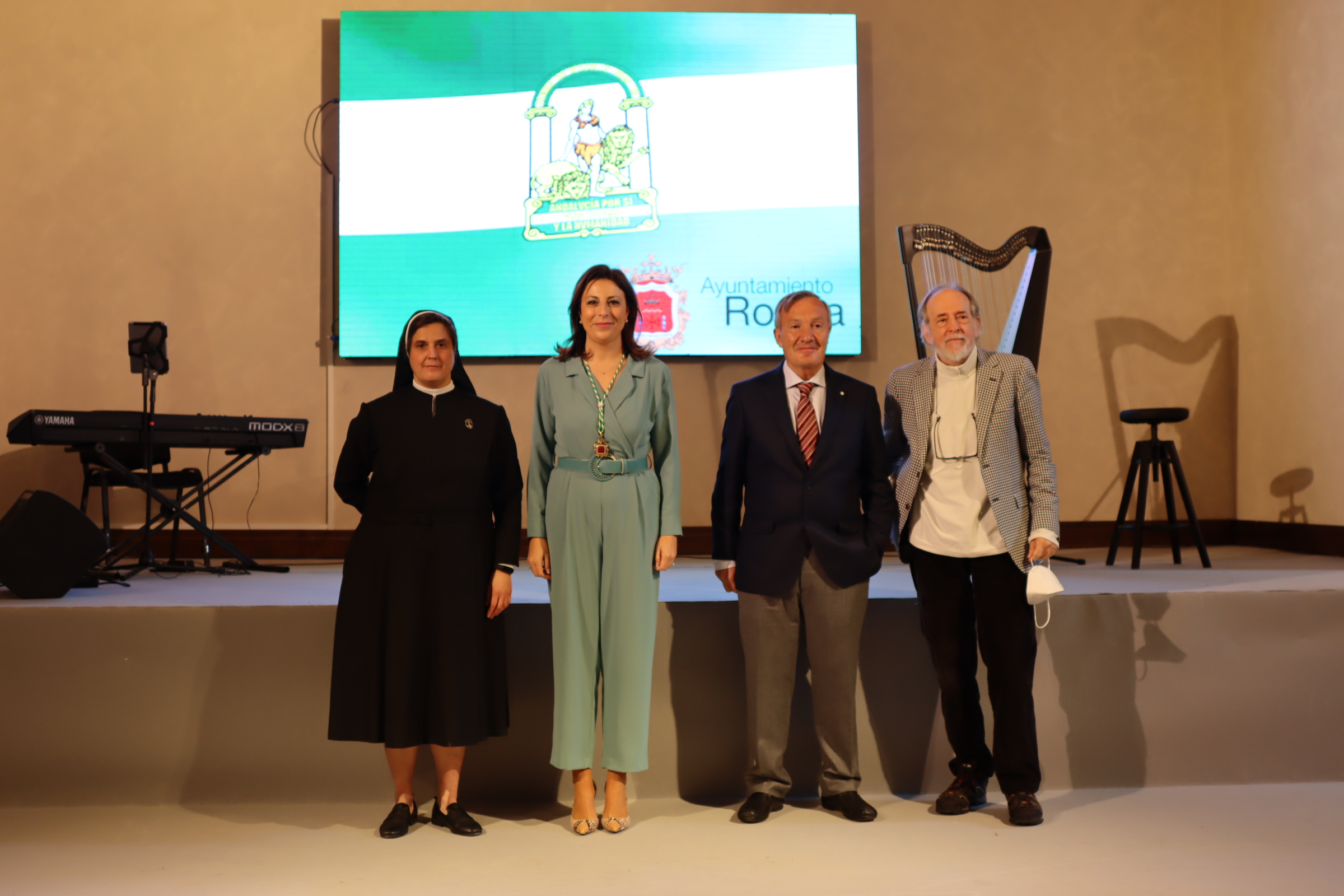 La alcaldesa junto a los homenajeados en el acto institucional.