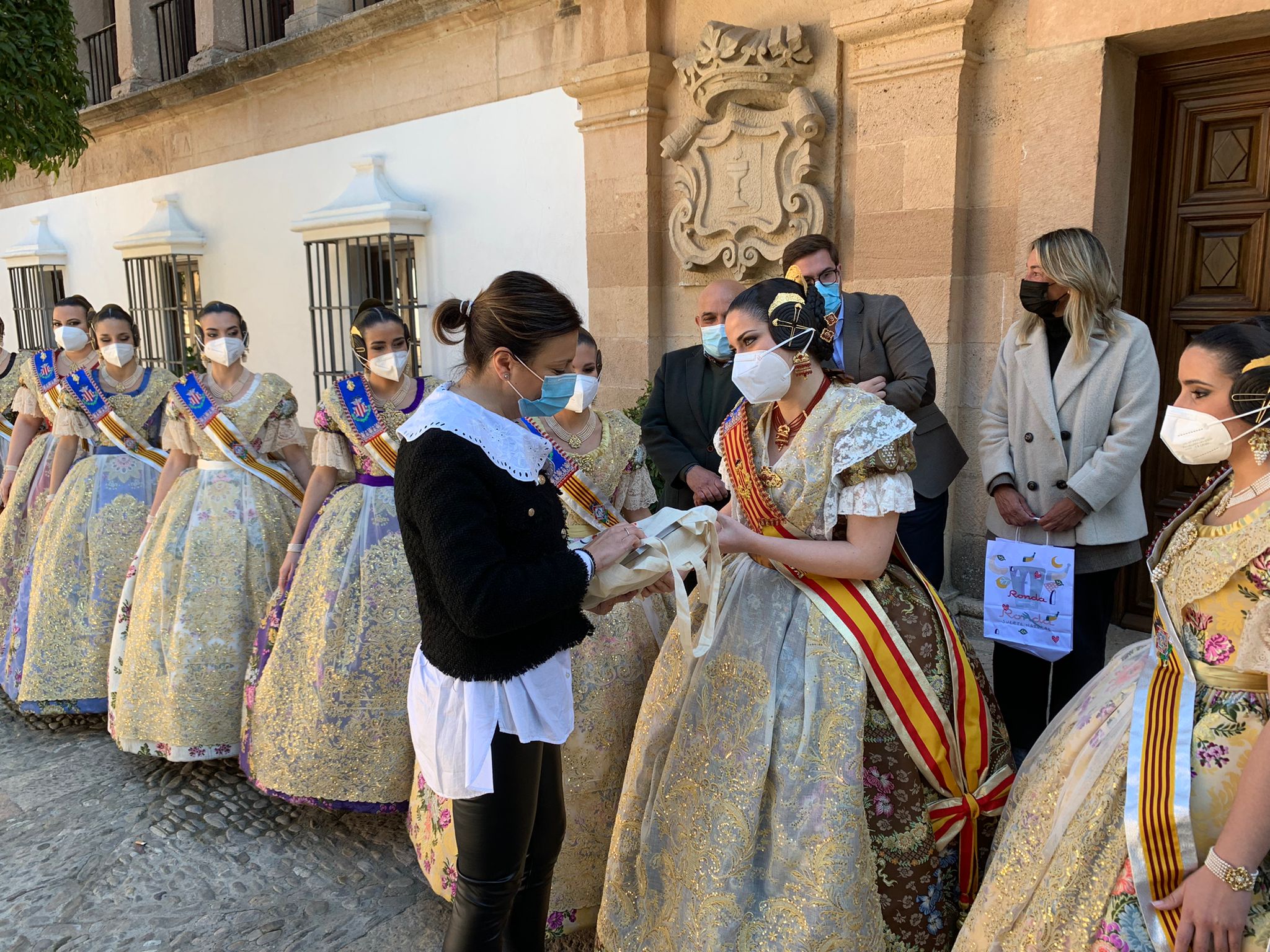 La alcaldesa ha recibido esta mañana a las falleras valencianas en el Ayuntamiento.