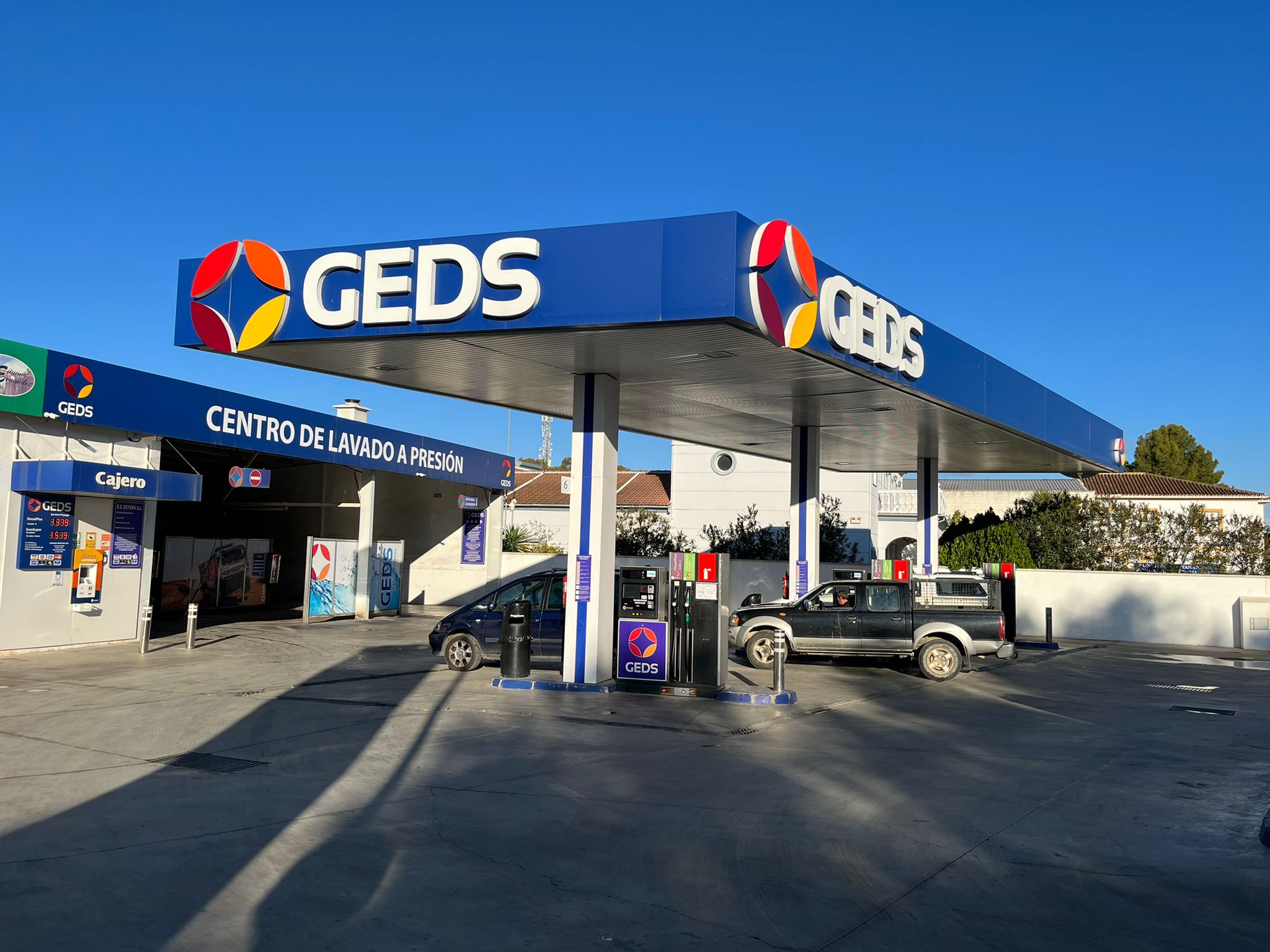 La estación de servicio correrá con los costes de reparación de los vehículos afectados.