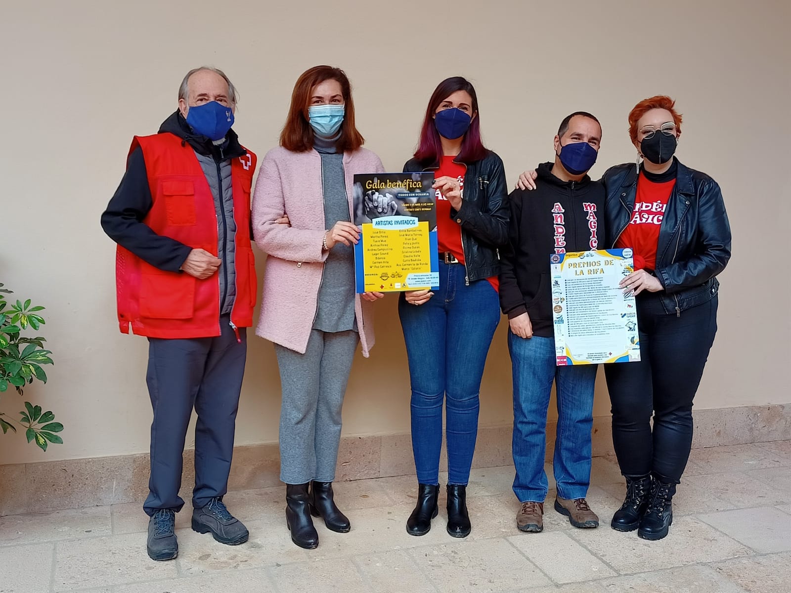 La concejal de Bienestar Social, junto al presidente de Cruz Roja y colectivos participantes.
