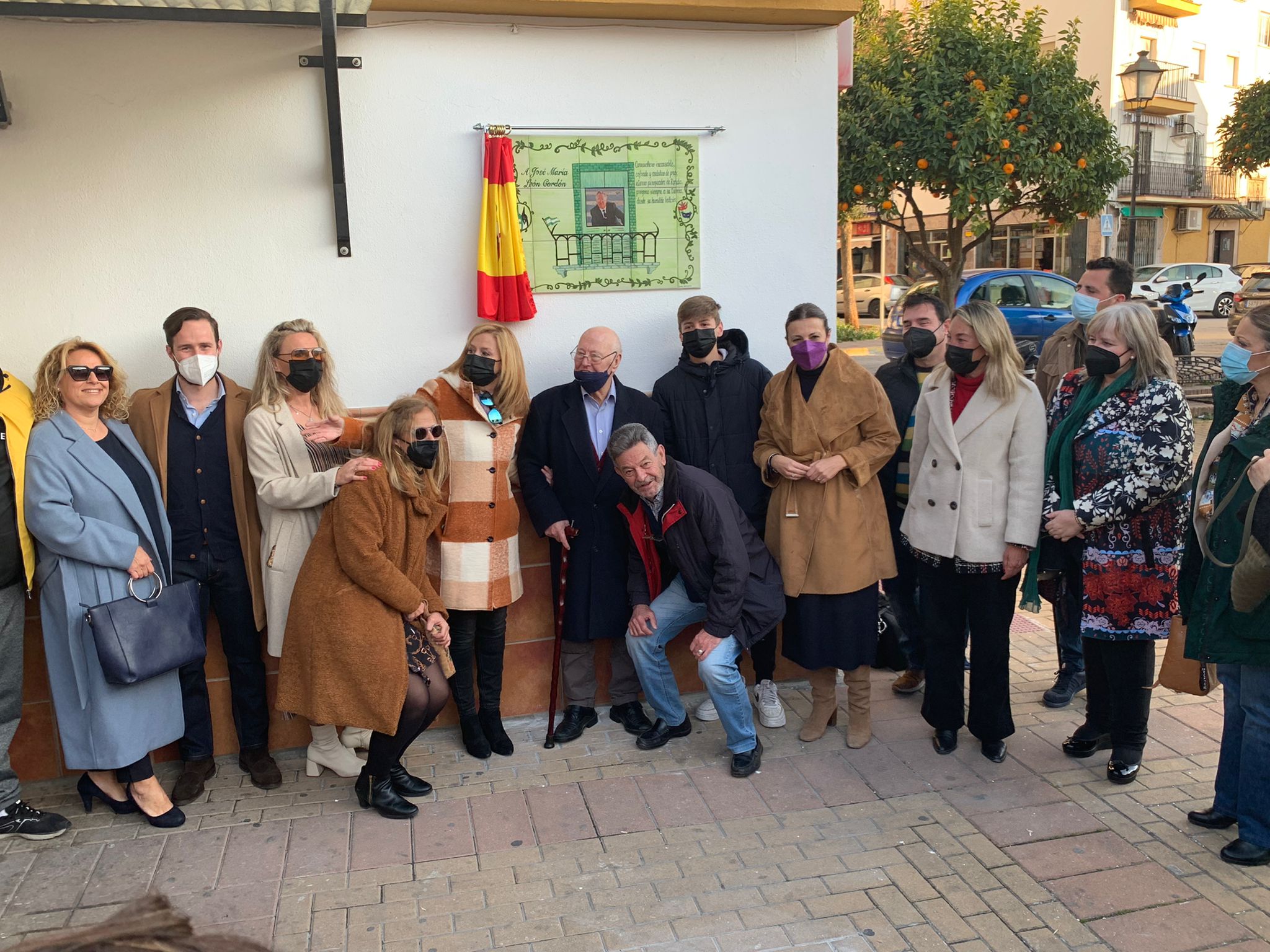 La alcaldesa, concejales y numerosos vecinos acompañaron al homenajeado.