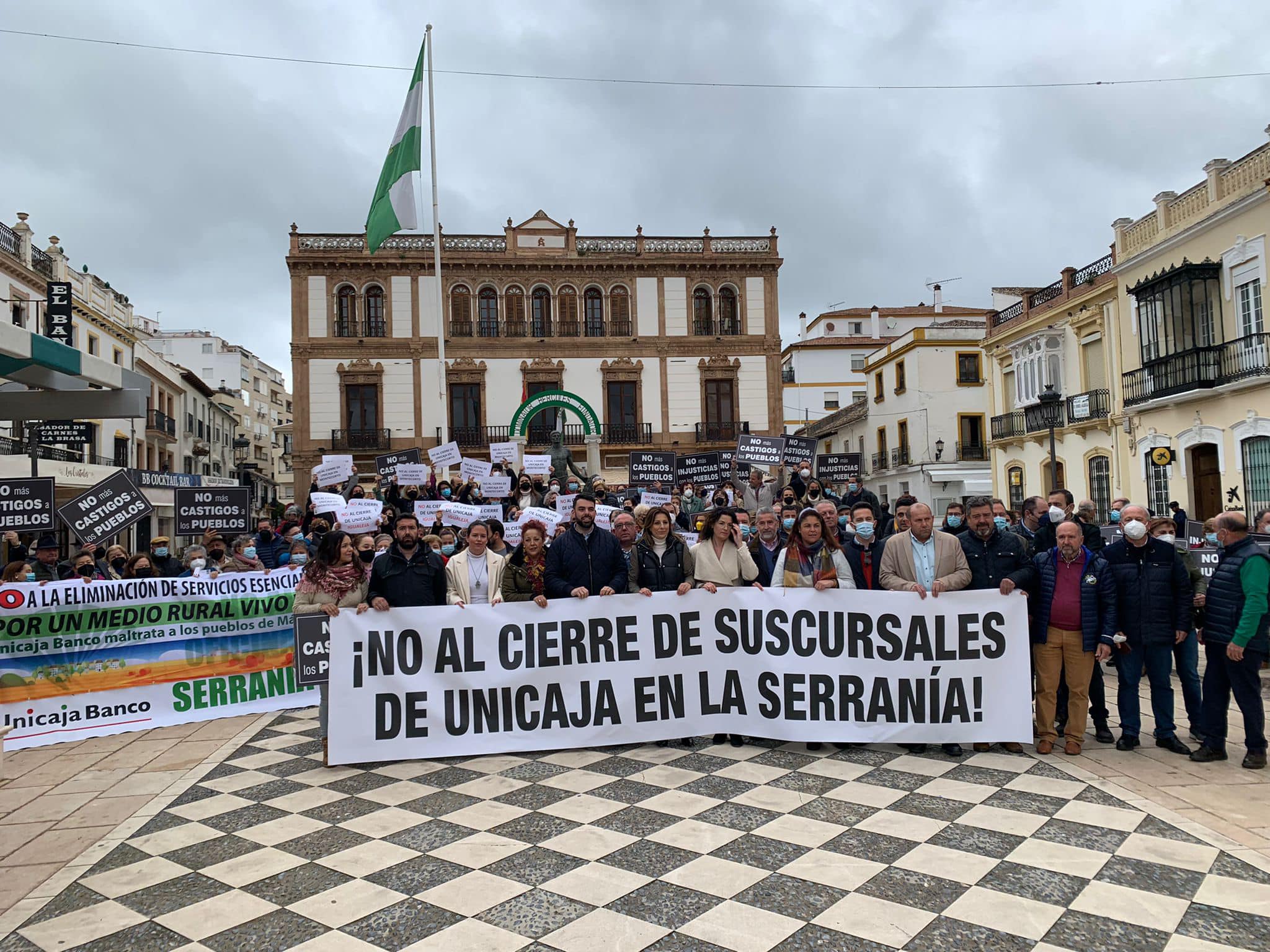 Cientos de personas se han concentrado en la plaza del Socorro.