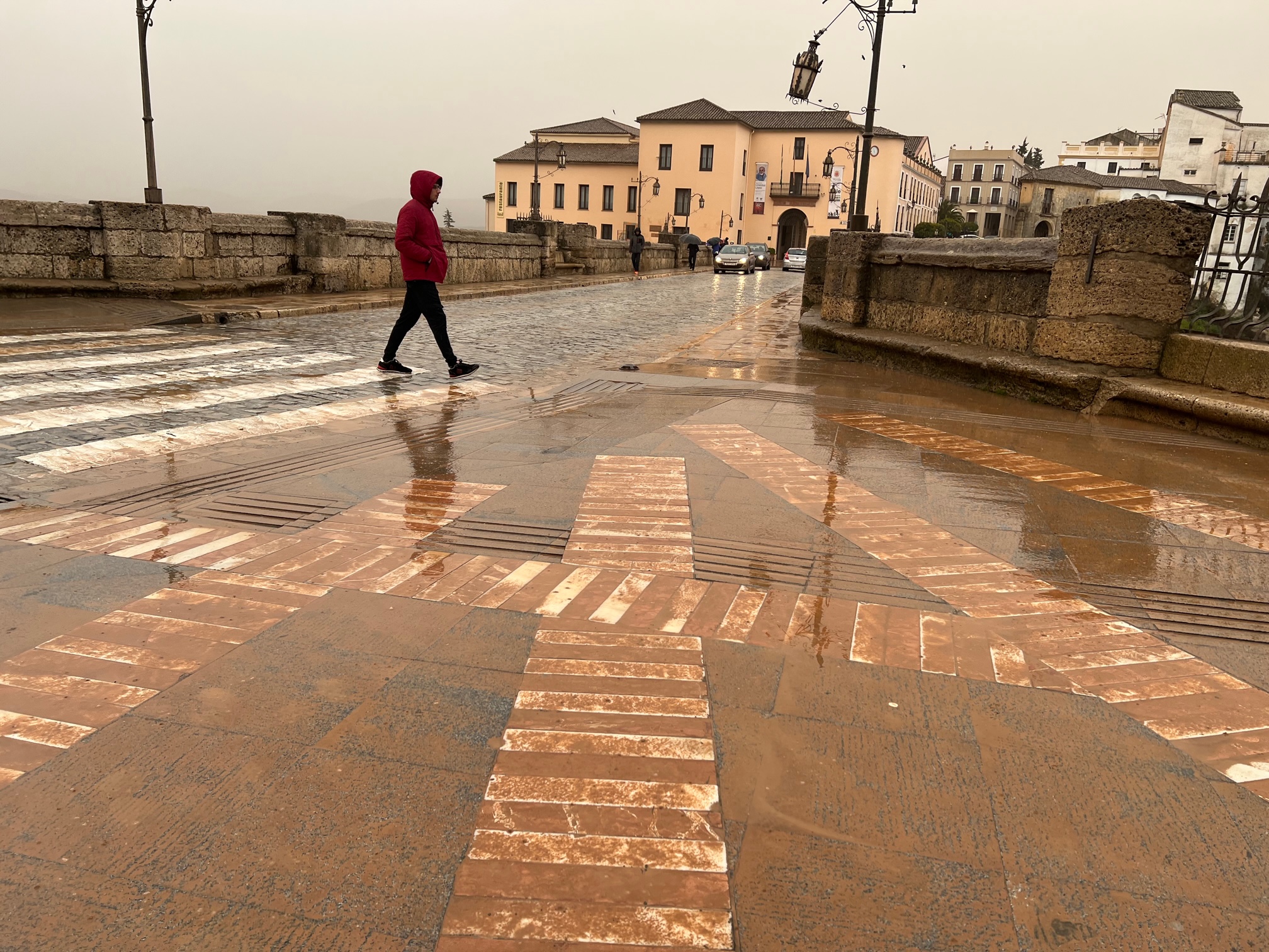 Una intensa capa de barro ha cubierto todas las calles de Ronda.