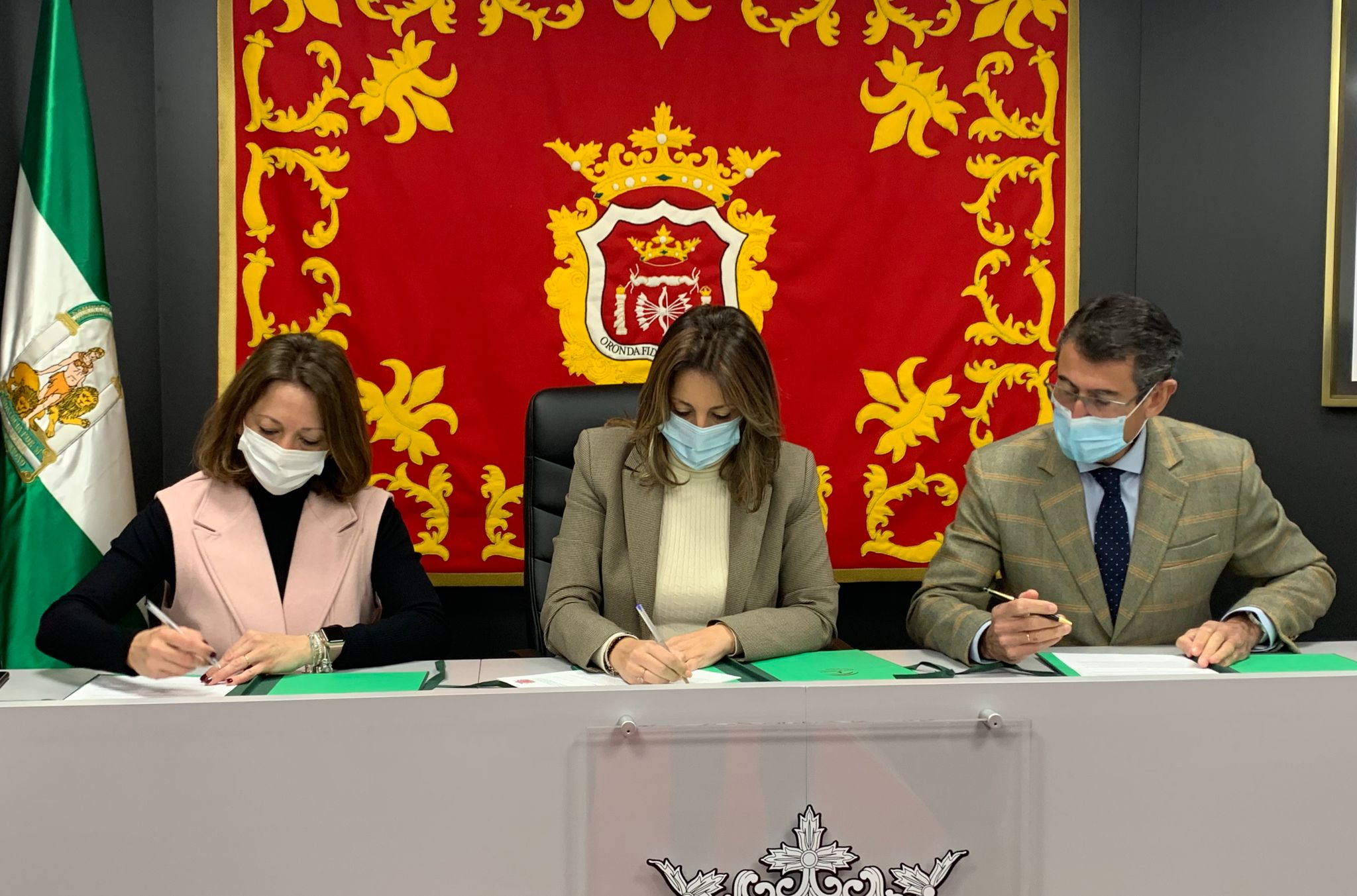 Momento de la firma del conenio entre Ayuntamiento y Junta de Andalucía.