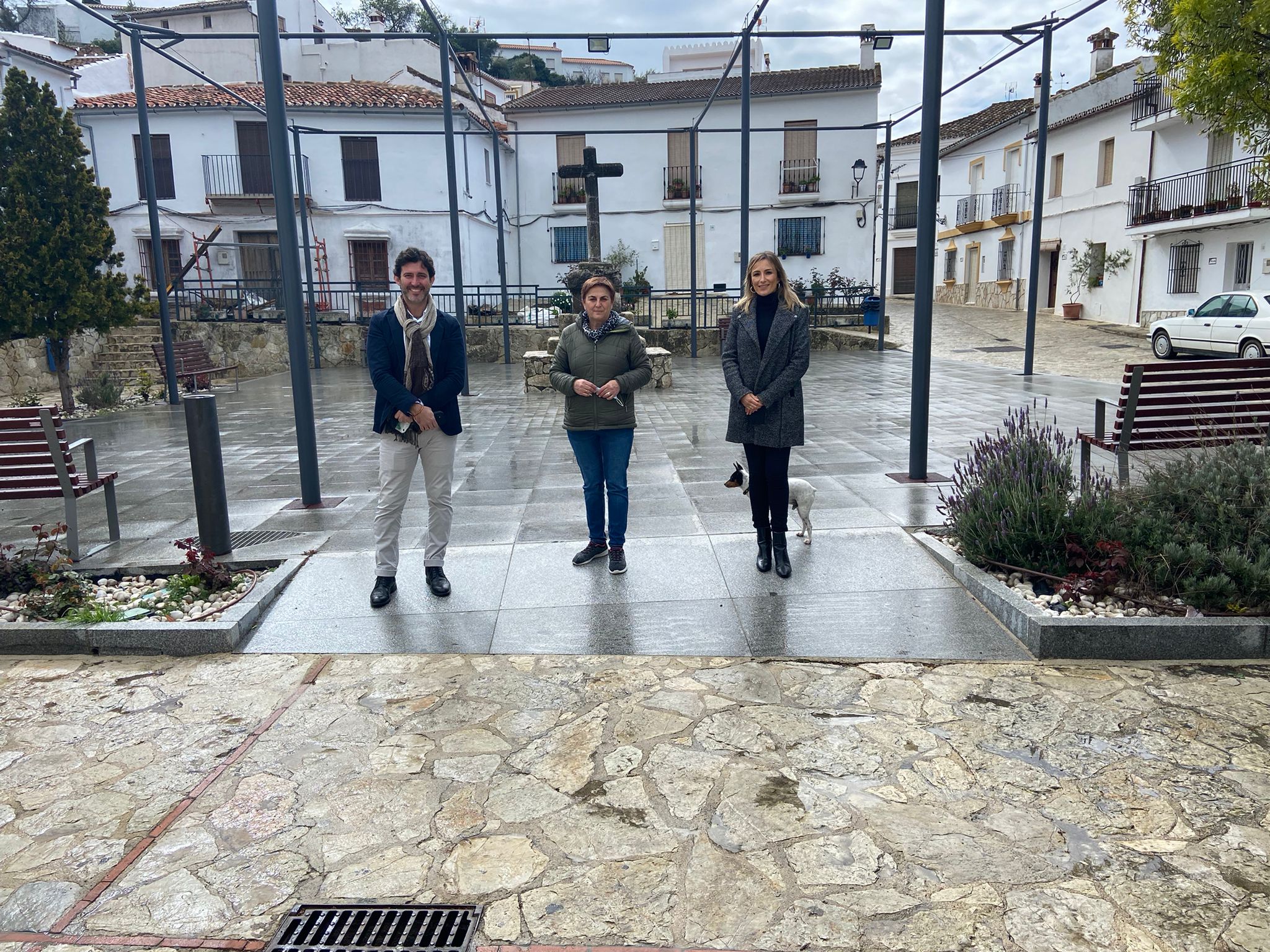 La alcaldesa junto a responsables de la plaza del pueblo.