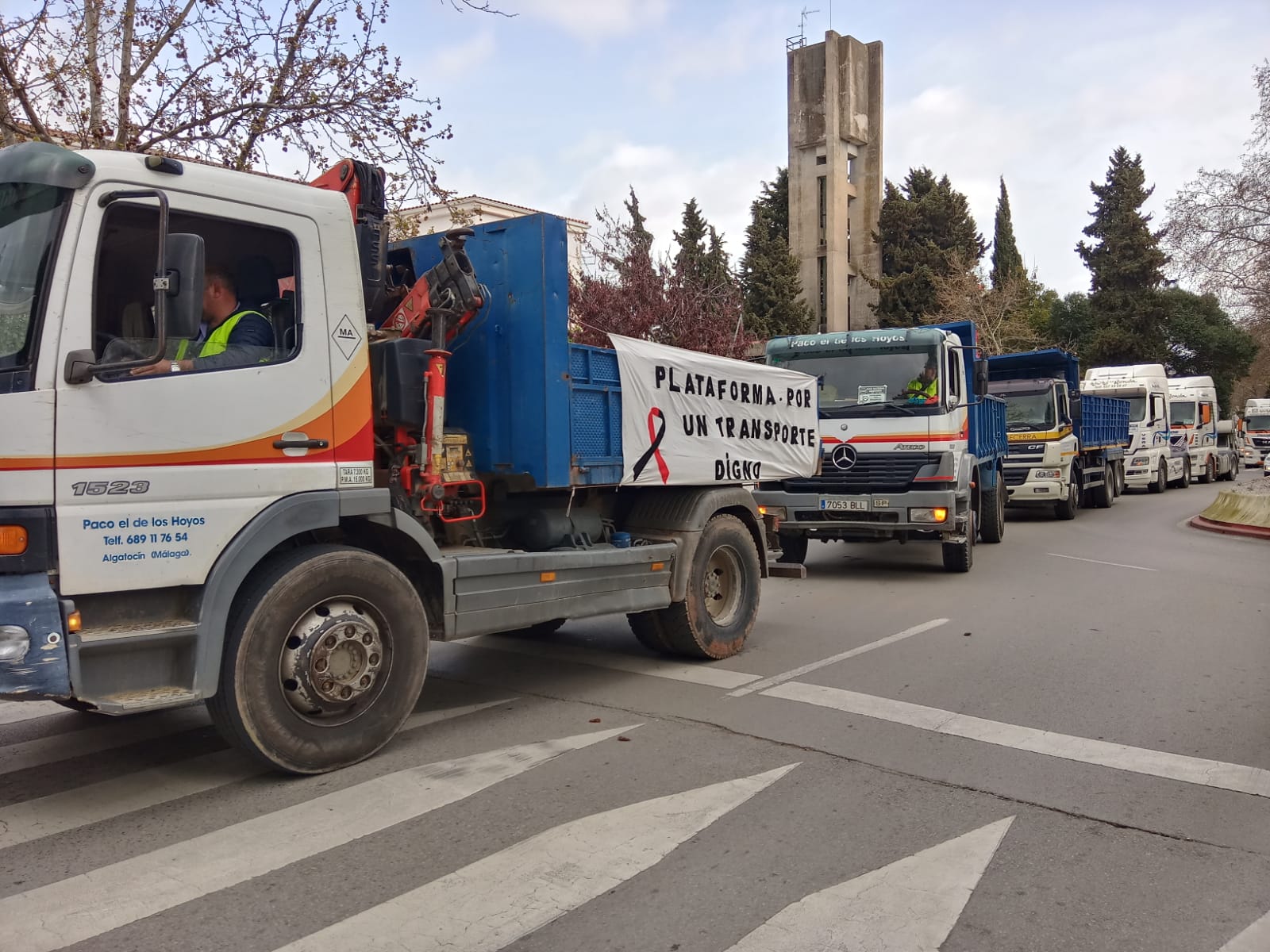 Un centenar de transportistas se manifiestan por las calles de Ronda para exigir al Gobierno de Sánchez que baje los combustibles