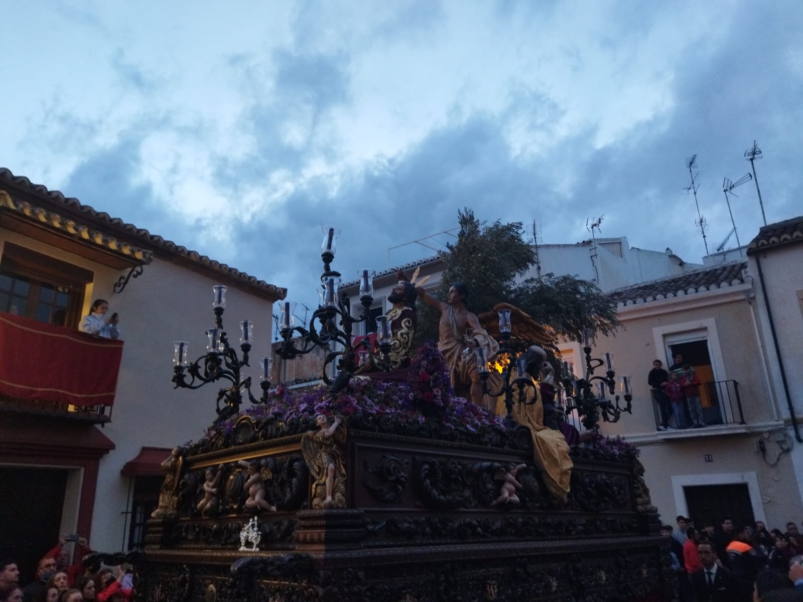 La lluvia no impide que El Huerto se luzca por las calles de Ronda