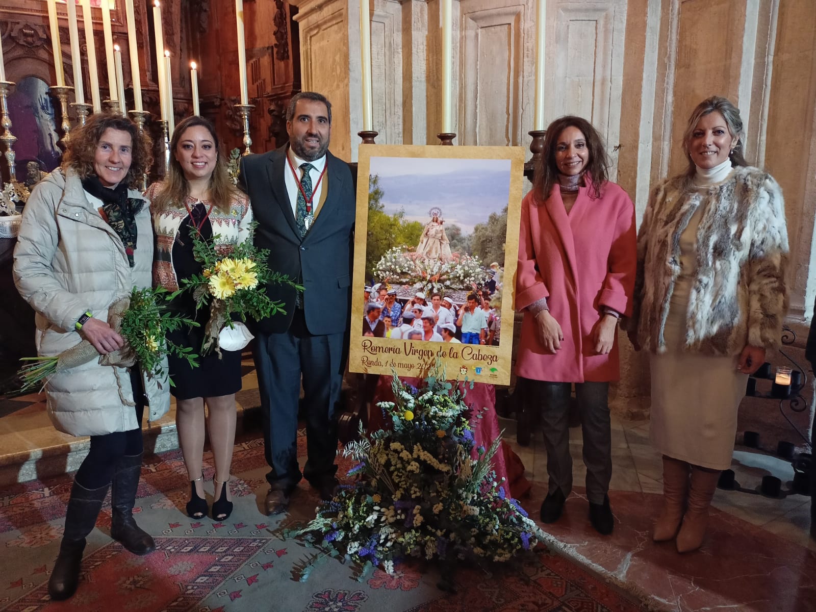 Representantes de la Hermandad y del Ayuntamiento junto al cartel.