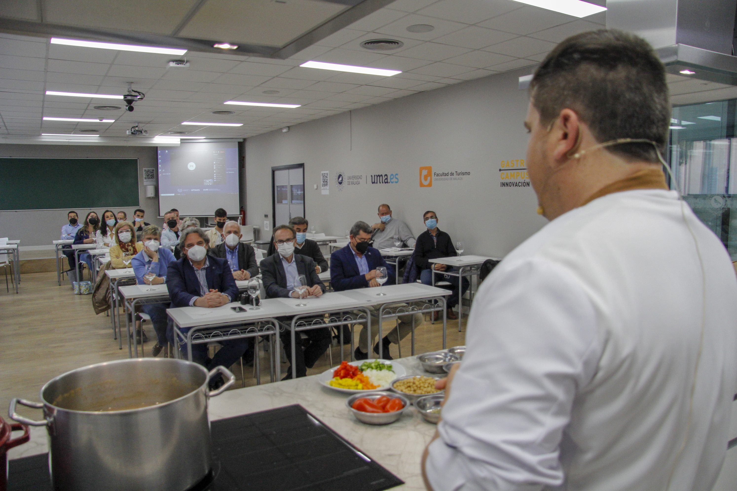 El cocinero Miguel Herrera ofreció una conferencia en este foro.