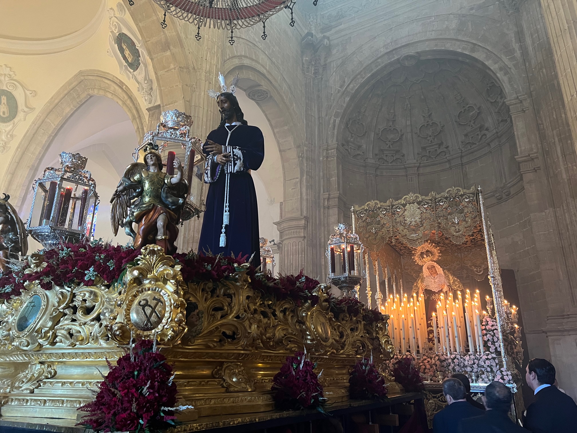 Romero, incienso y saetas en Los Gitanos, en un atardecer único para los cofrades rondeños