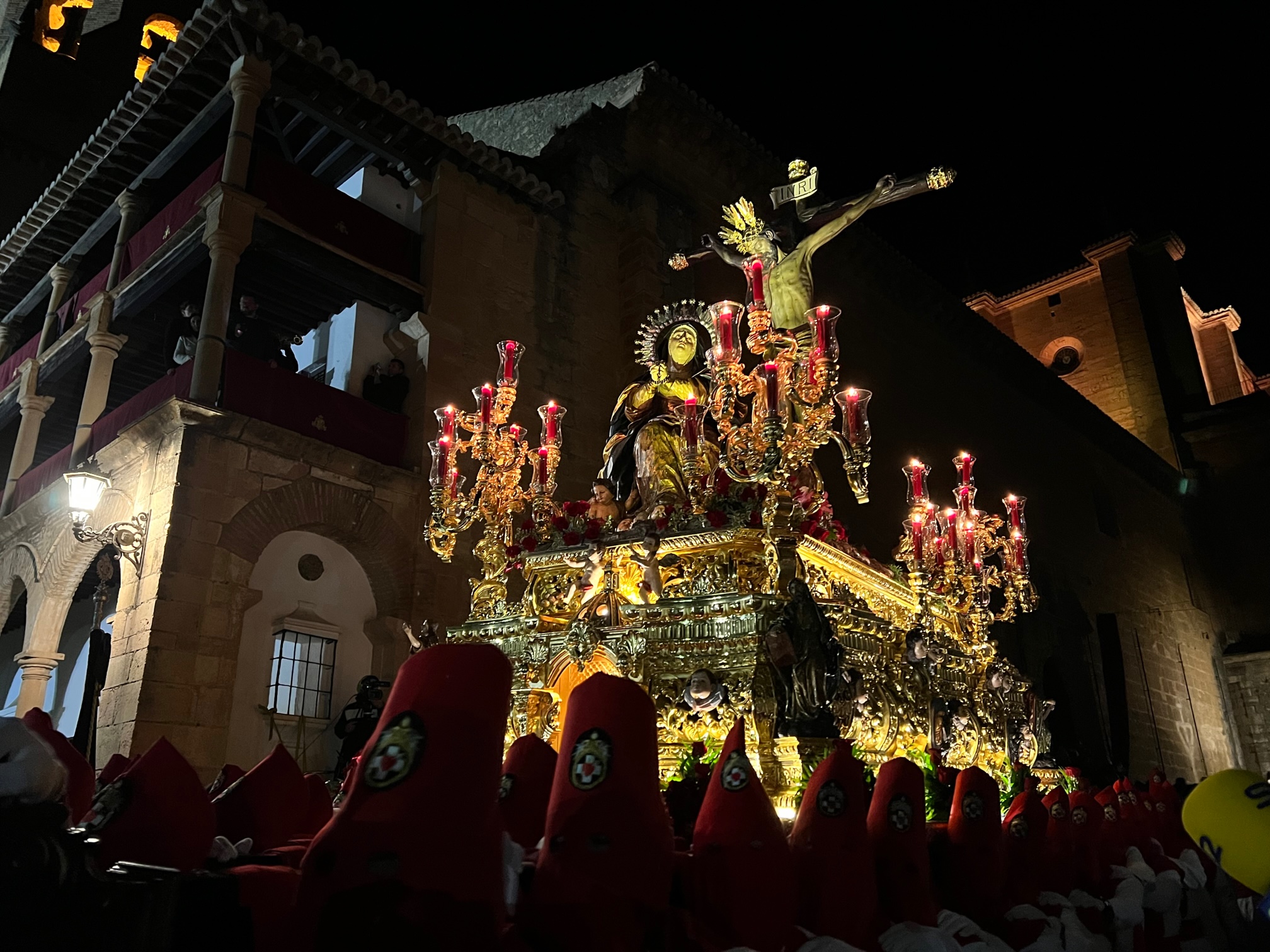 Impresionante estampa del Silencio alejándose de la colegiara de Santa María.