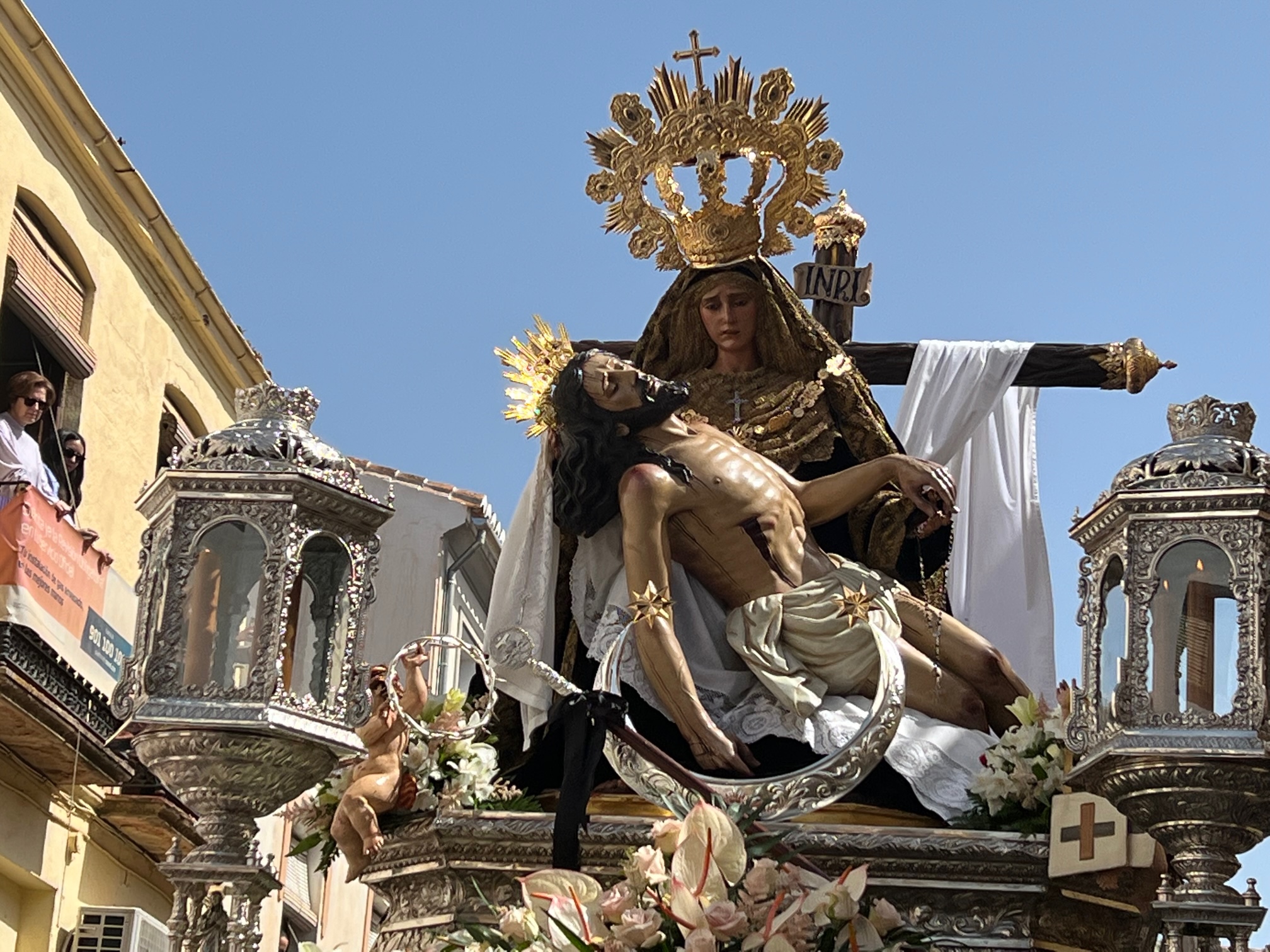 El Cristo de los Remedios y Las Angustias llenan el centro de Ronda de luz y pasión
