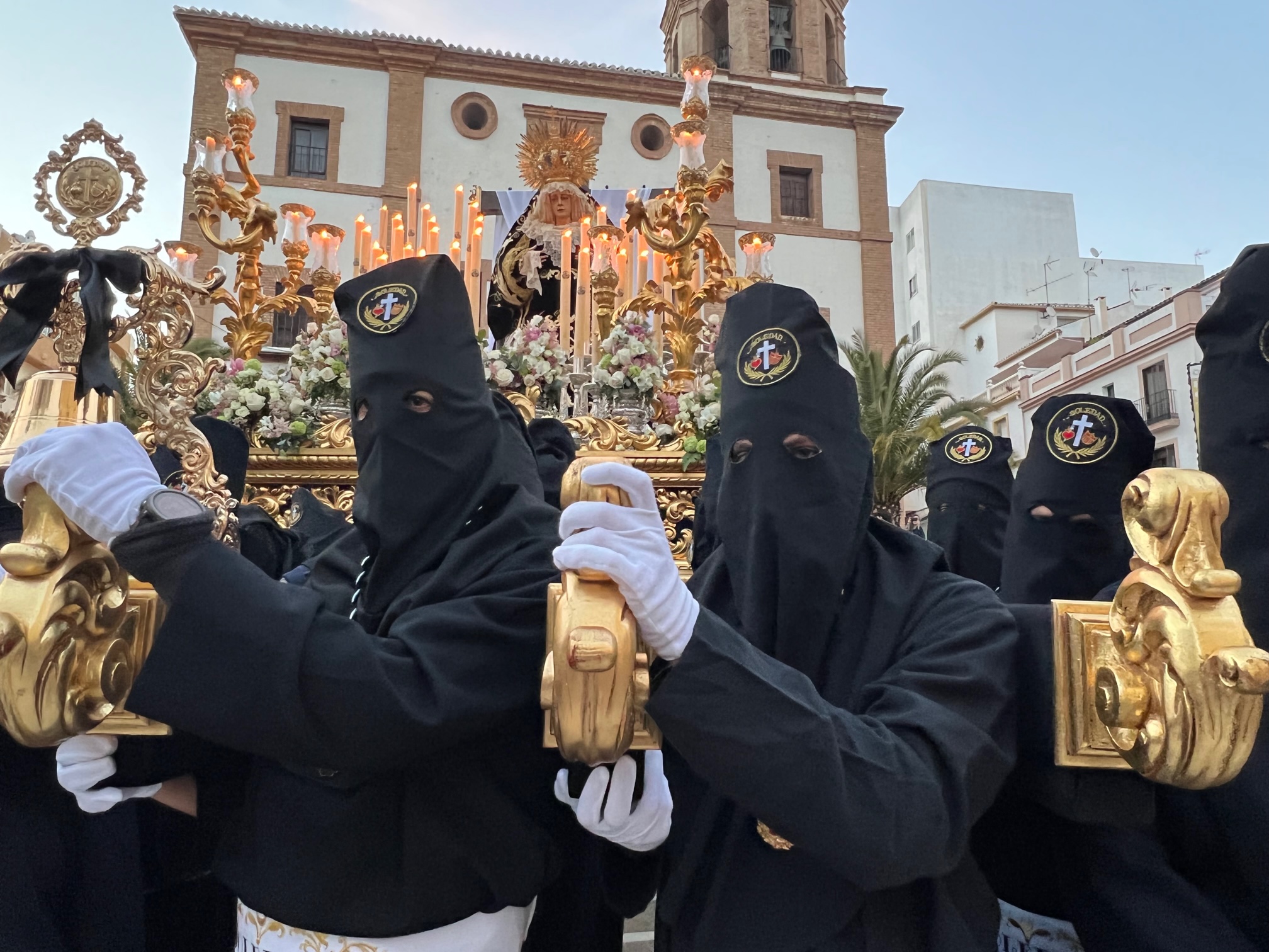 Momento único de la salida del trono de la Virgen de la Soledad.