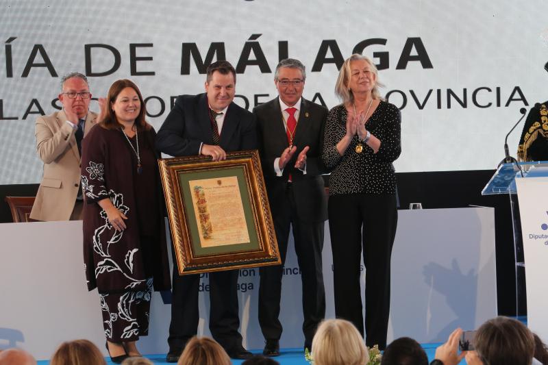 Momento de la entrega de la distinción al chef Miguel Ángel Herrera.