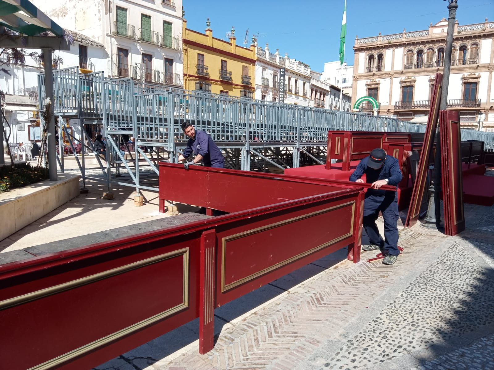 Operarios municipales terminan el montaje de la tribuna municipal.