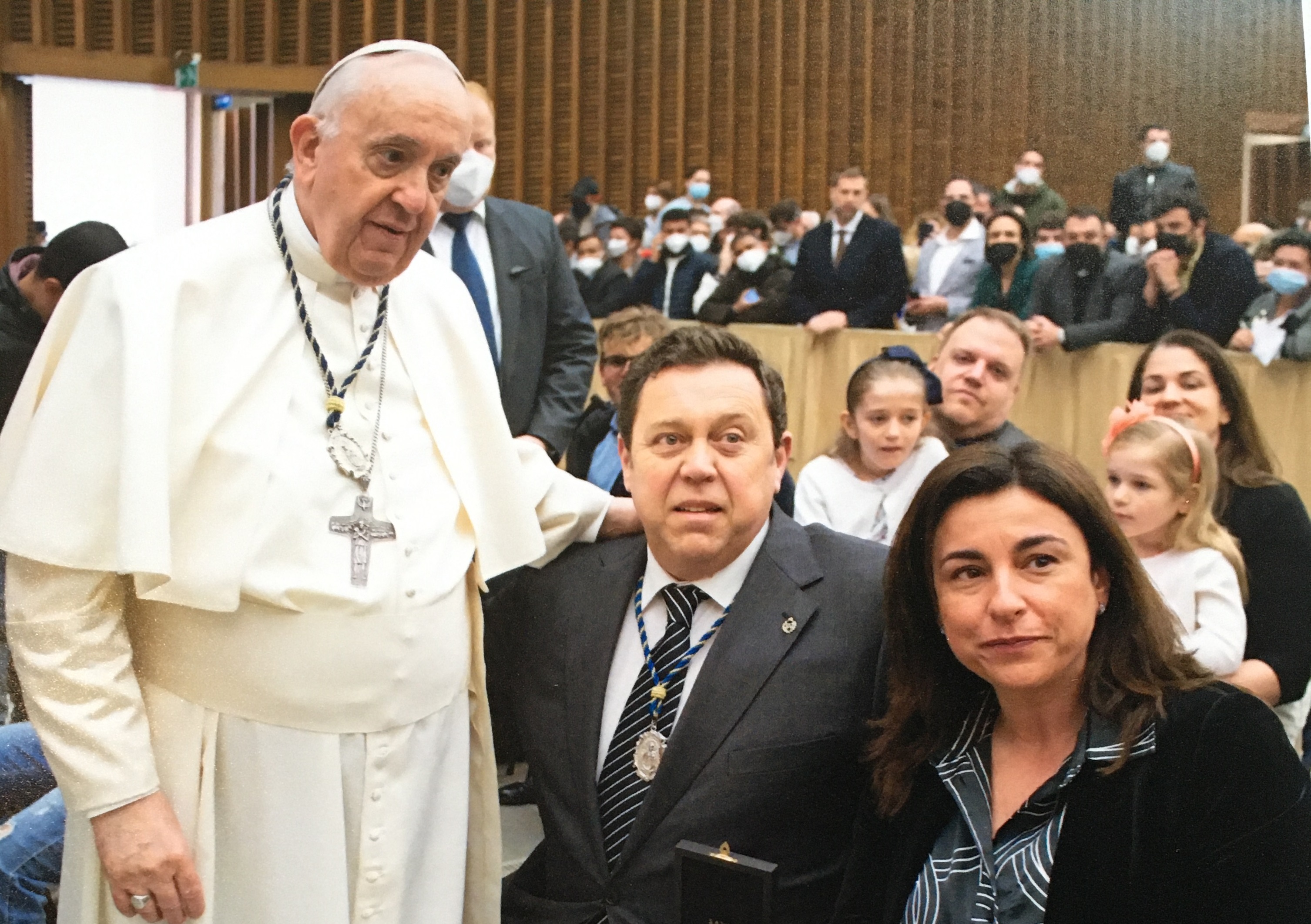 El Papa ha saludado al hermano mayor de la Virgen de la Paz, Patrona de Ronda. Fotografía: © Vatican Media.