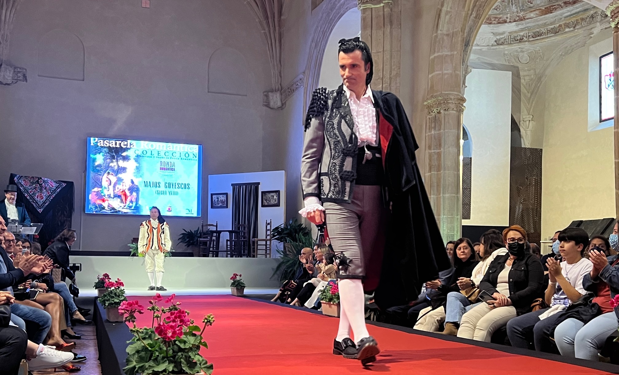 Han desfilado los modelos con todo tipo de vestimentas de la época.