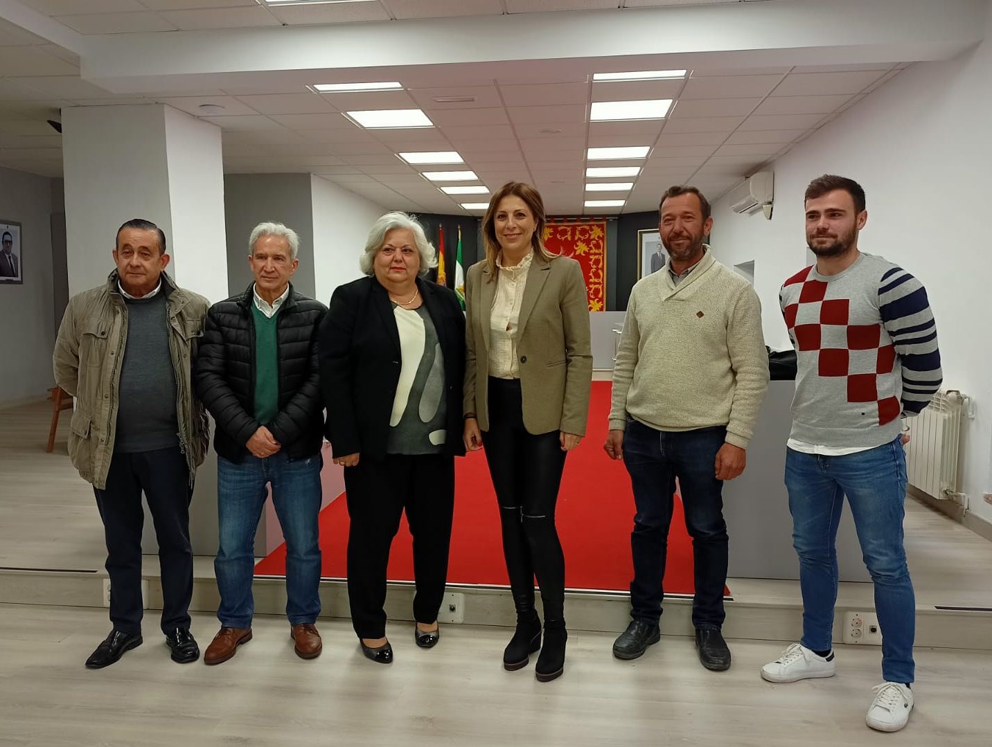 La alcaldesa junto a los empresarios que serán homenajeados.