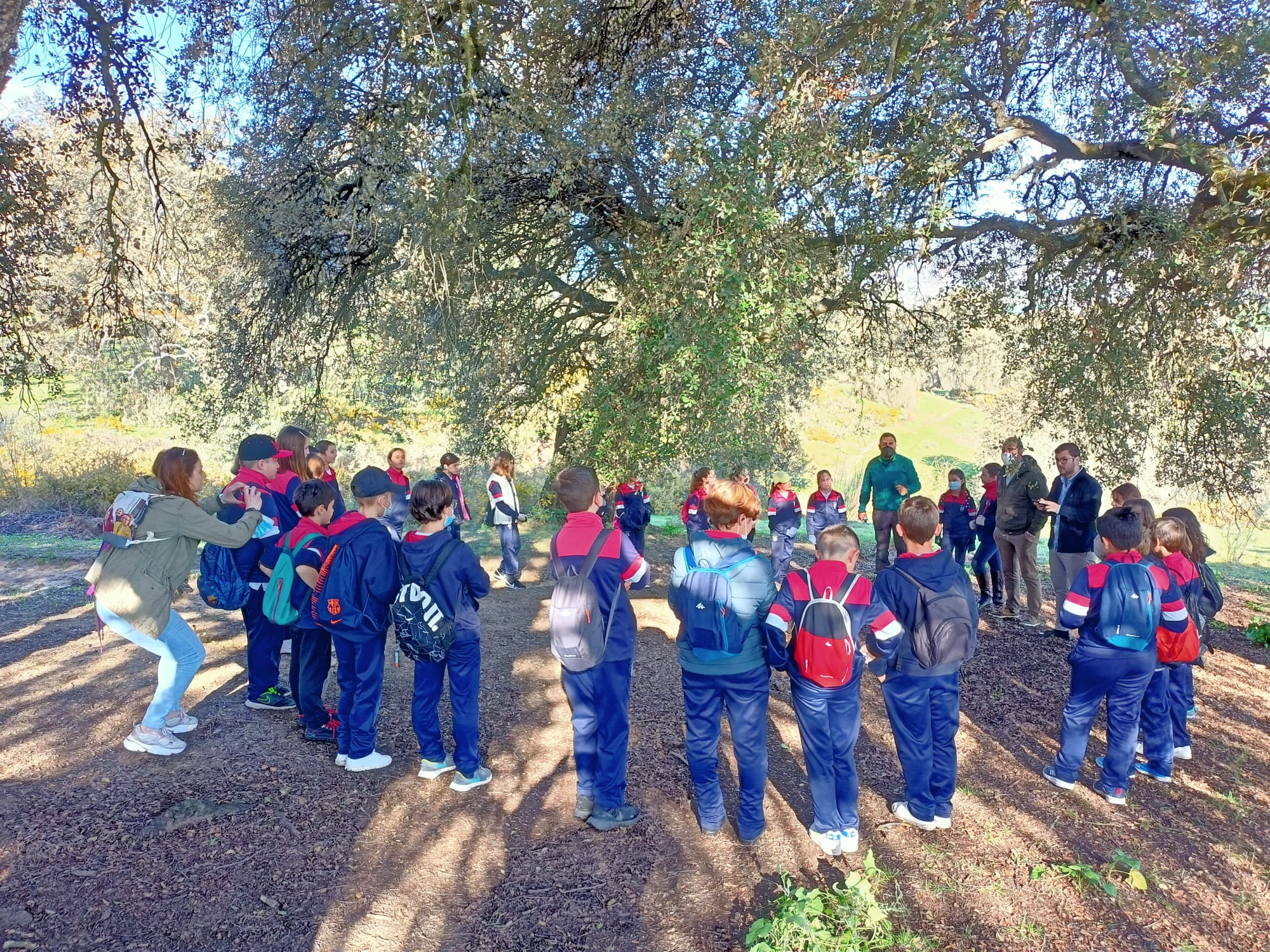Alumnos del colegio Fernando de los Ríos limpian y plantan árboles en el parque periurbano de La Dehesa