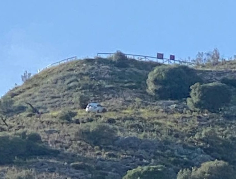 El coche ha quedado a 50 metros de distancia de la carretera.