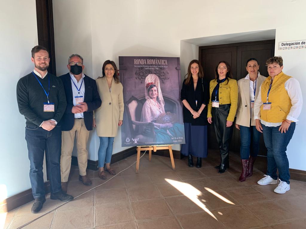 La alcaldesa junto a los organizadores con el cartel oficial de Ronda Romántica 2022.