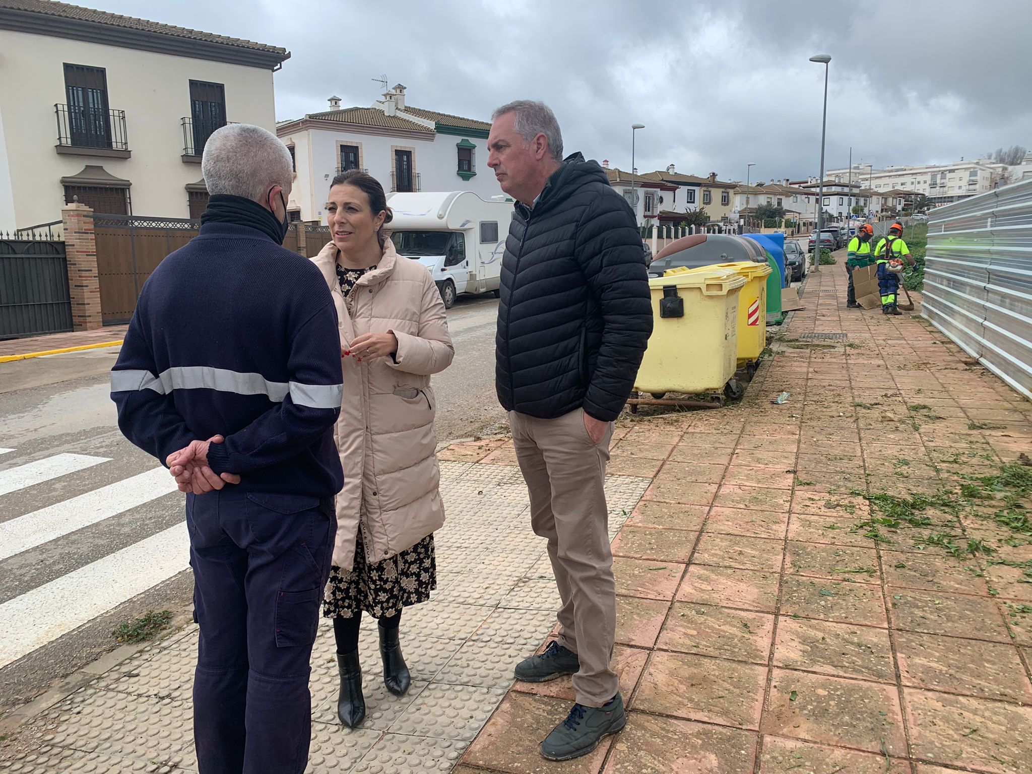 La alcaldesa y el edil de Soliarsa han supervisado los trabajos de desbroce.