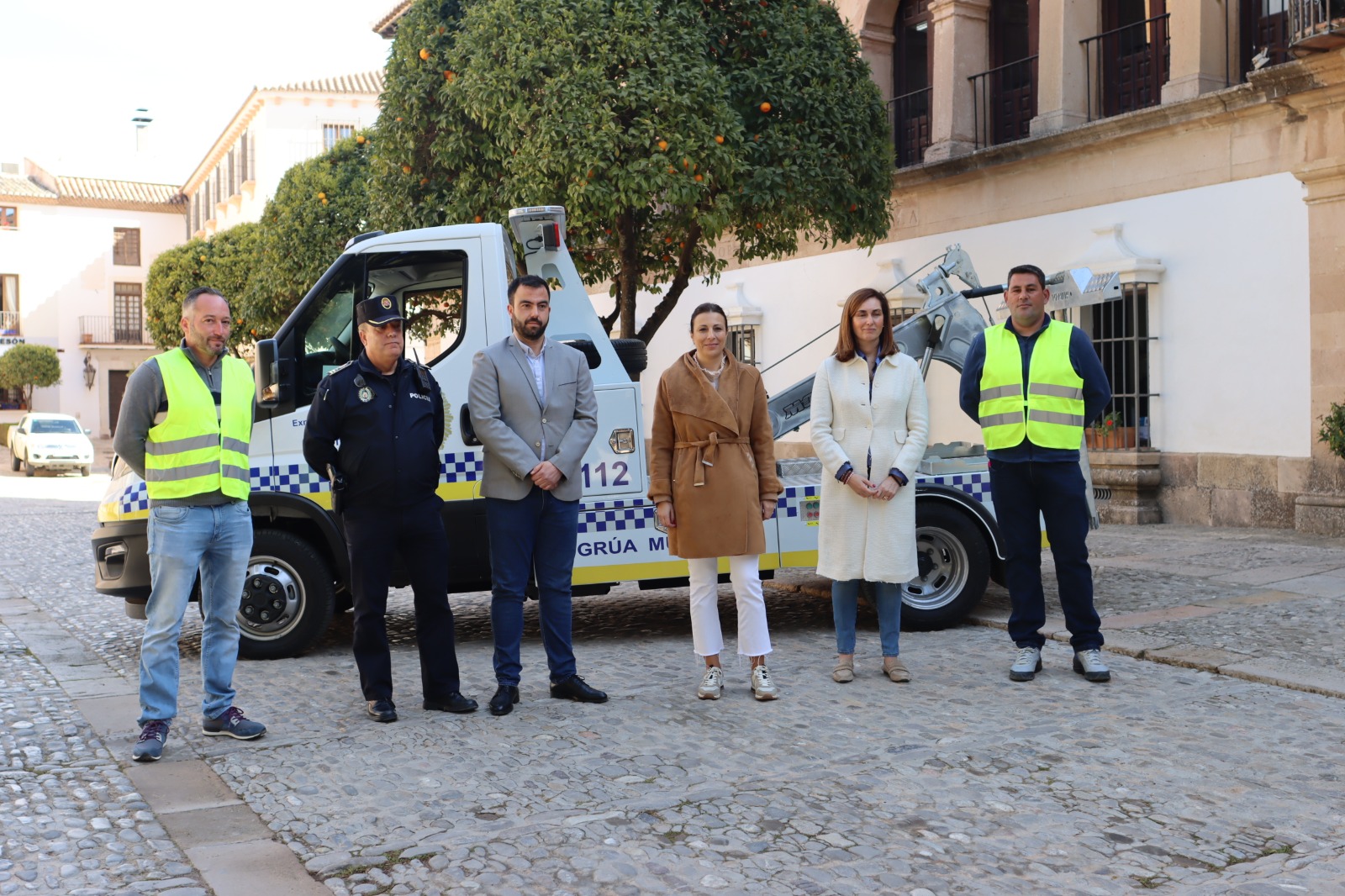 Hoy se ha presentado el nuevo servicio de la grúa municipal.