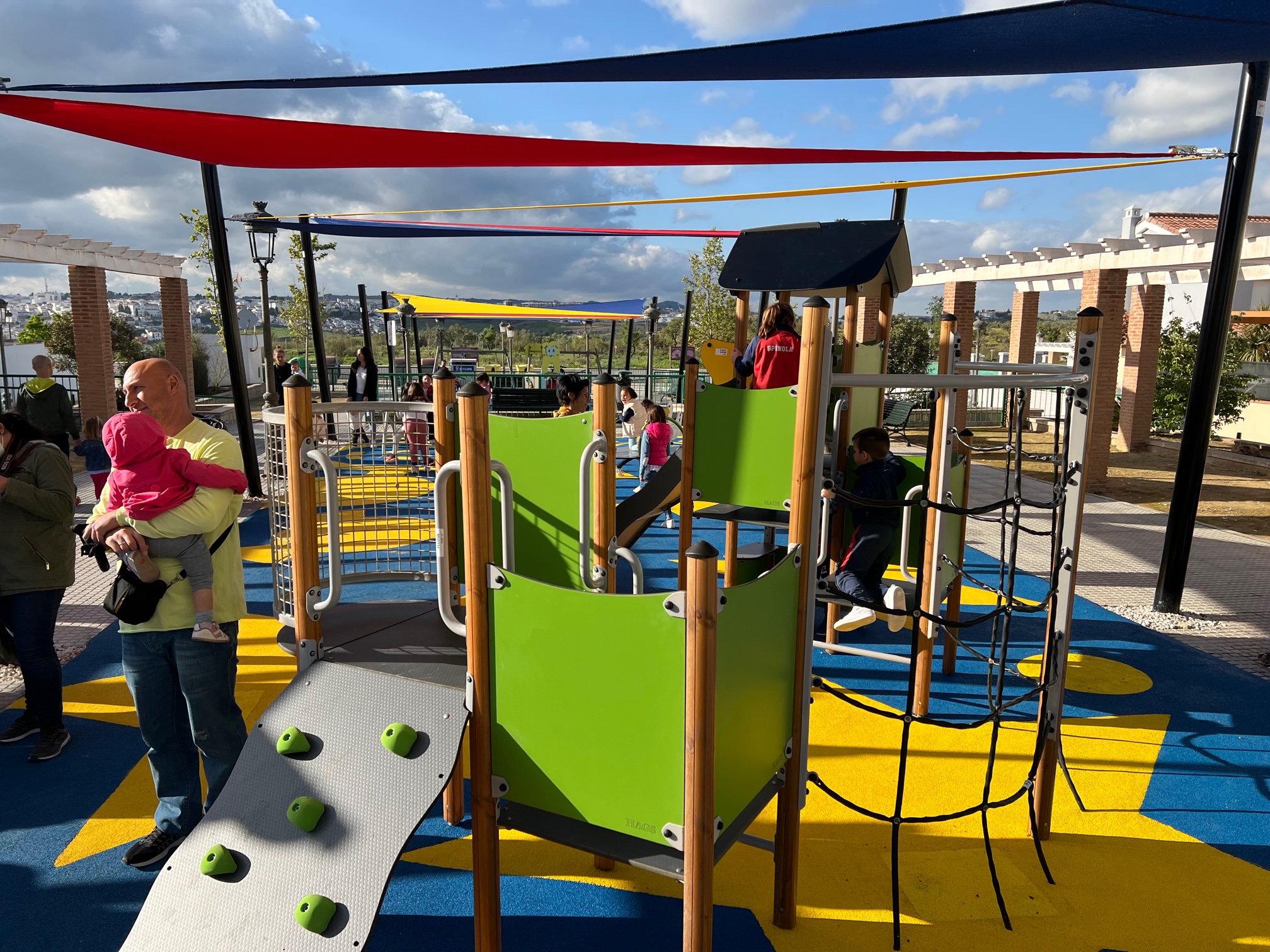 Además de juegos para los pequeños cuenta con zonas de sombra para el verano.