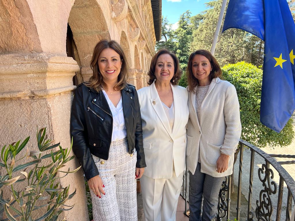 La presidenta de las Goyescas, en el centro, junto a la alcaldesa y la concejal de Fiestas.