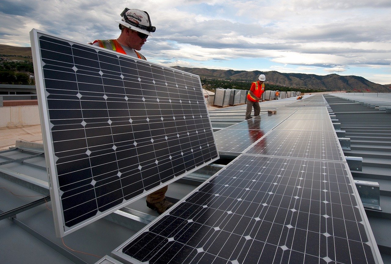 Trabajos de instalación de una planta fotovoltaica.