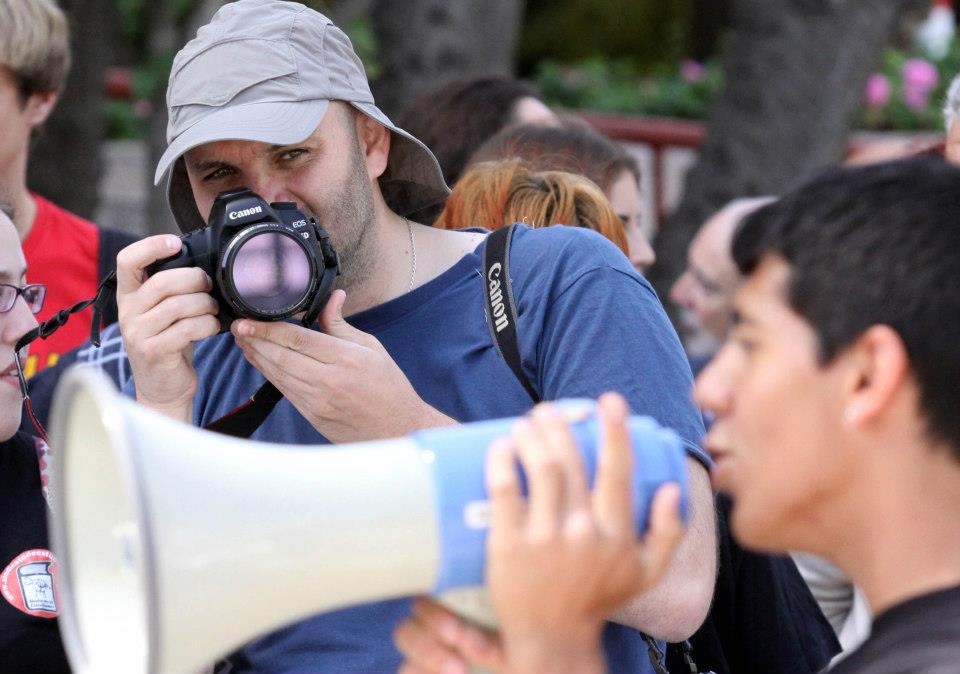 Imagen de Jon Nazca realizando uno de sus reportajes.