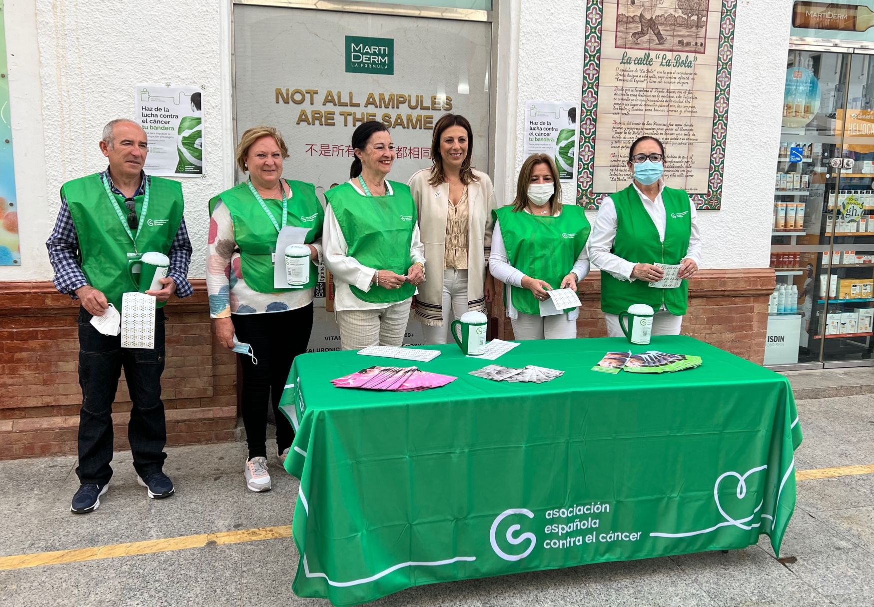 La alcaldesa junto a un grupo de voluntarios de AECC en la cuestación.