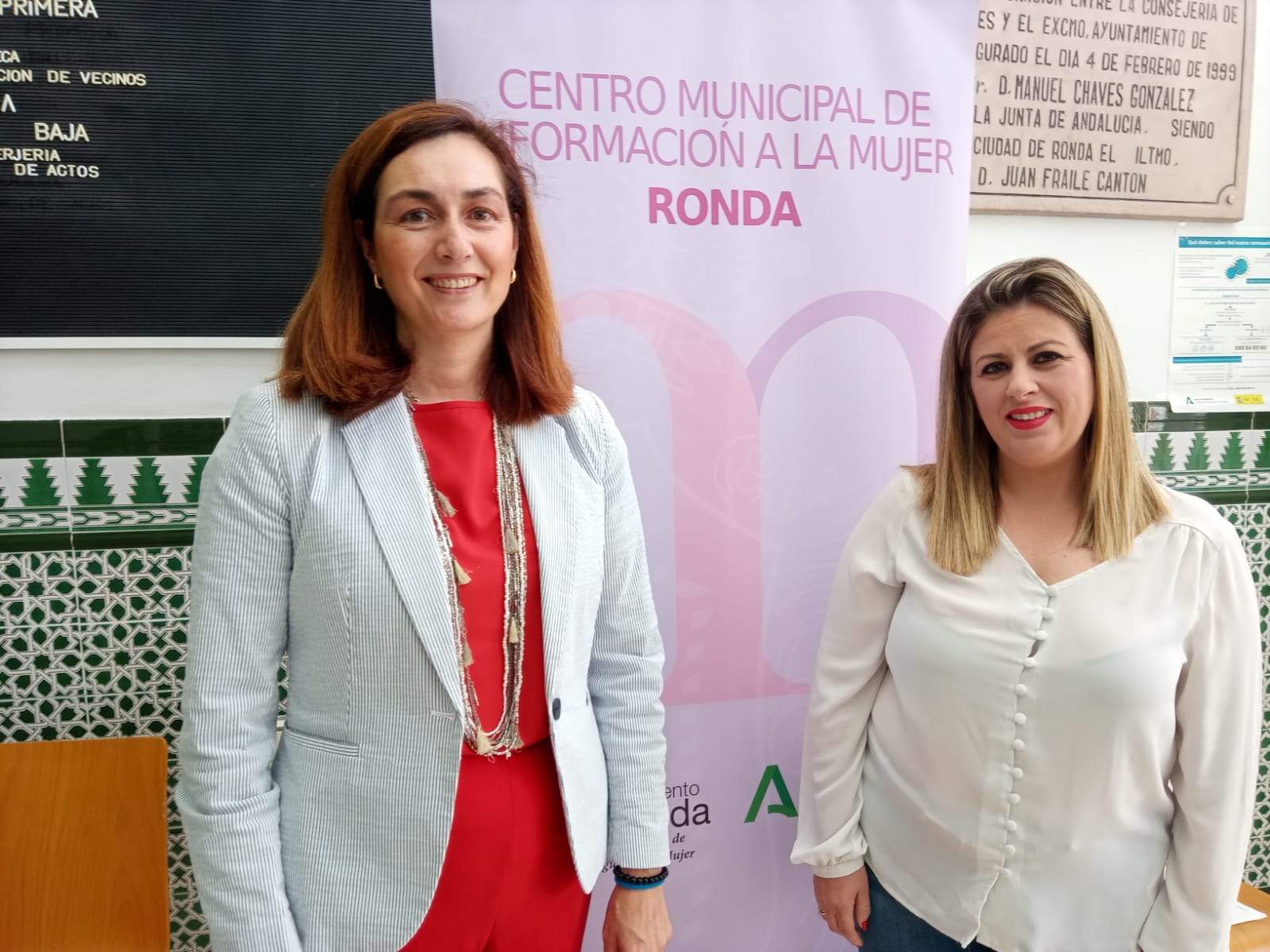 La concejal de Igualdad y la psicóloga que imparte los cursos.