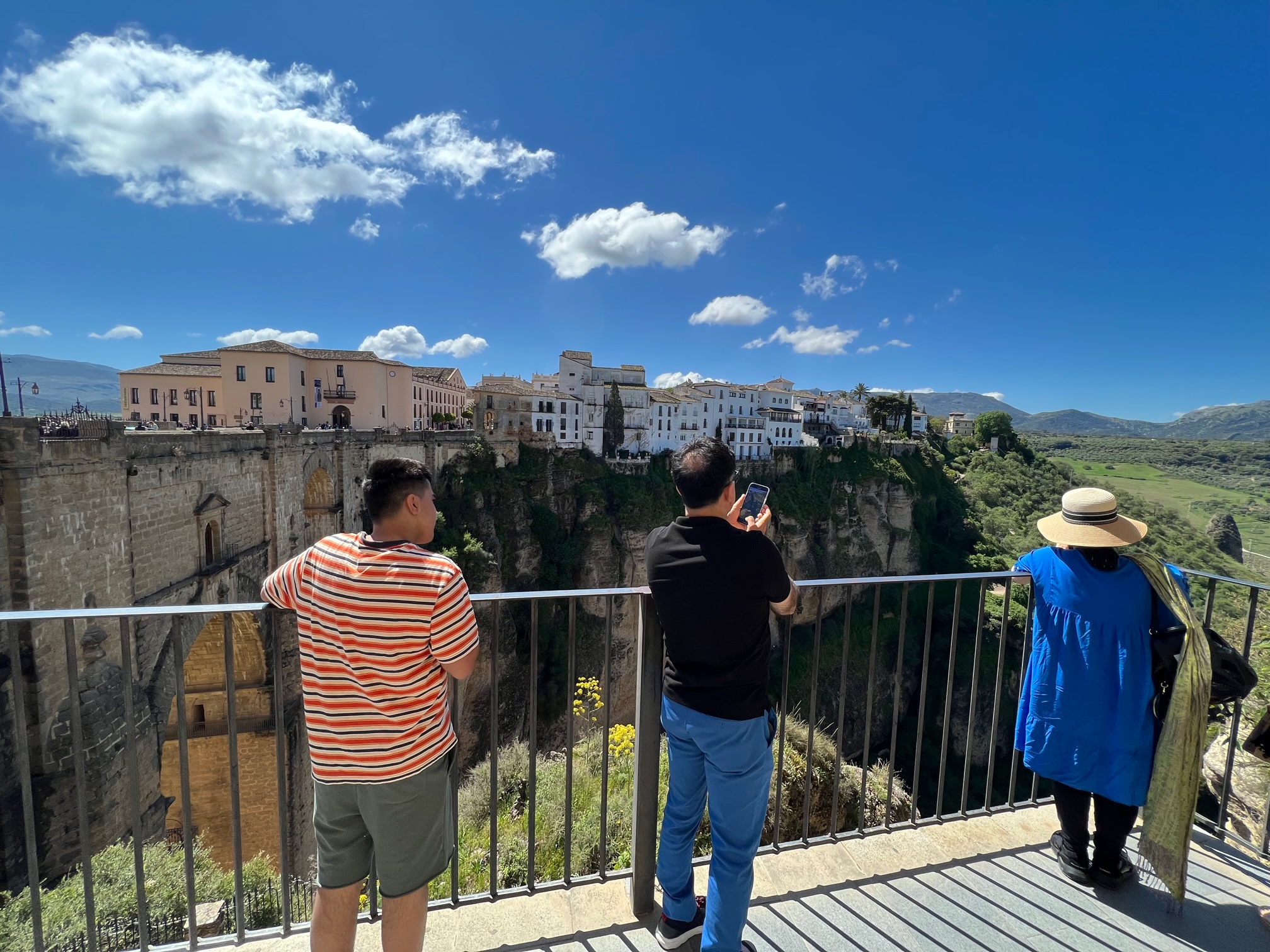 El Pleno aprueba el proyecto del camino de la garganta del Tajo y el estudio de detalle de las 347 viviendas sociales de La Dehesa
