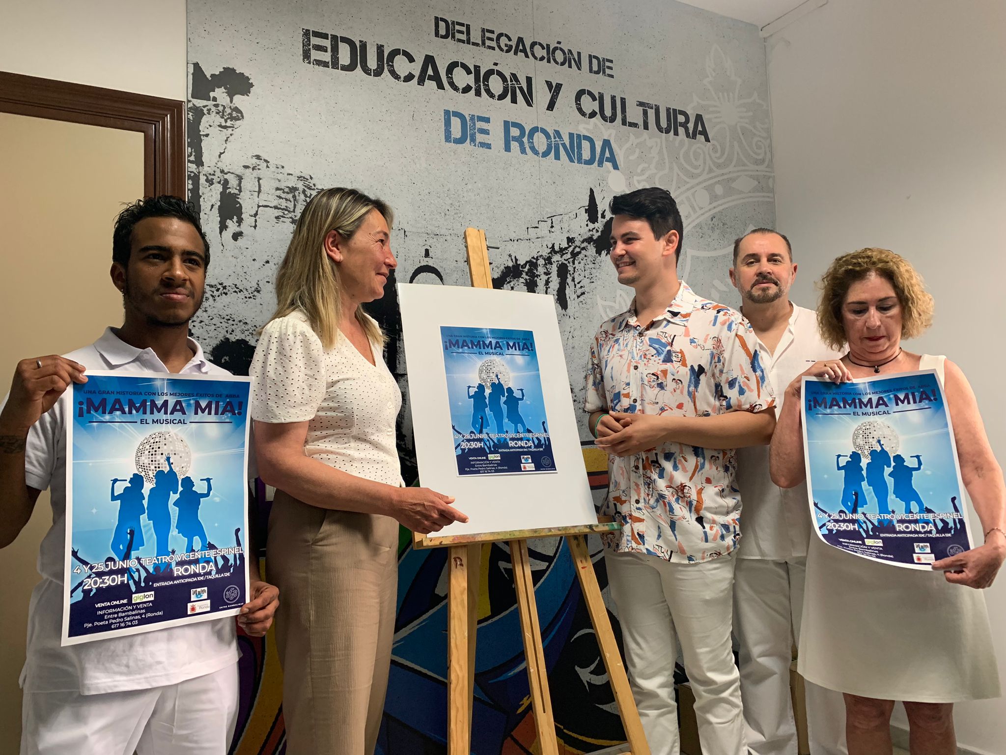 La concejal de Cultura y los organizadores han presentado el espectálulo.