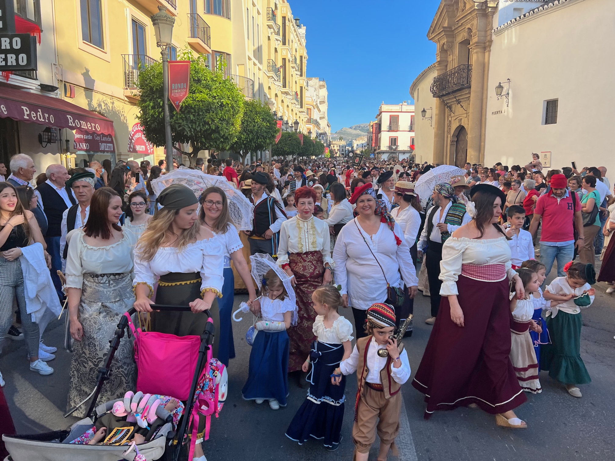 Cientos de personas de más de doce municipios han participado en el pasacalles romántico de este año.