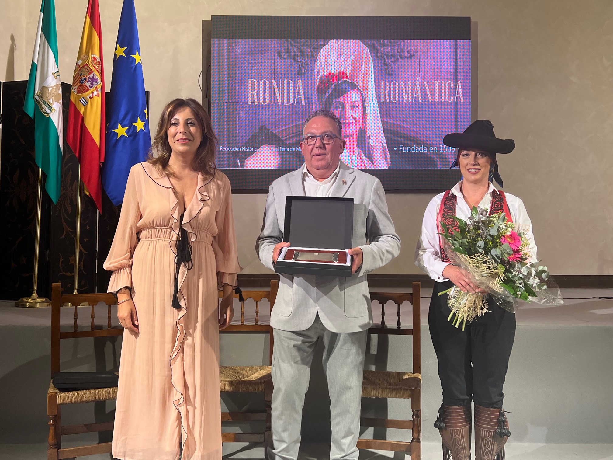 La alcaldesa junto a la pregonera y al regidor de Gaucín.