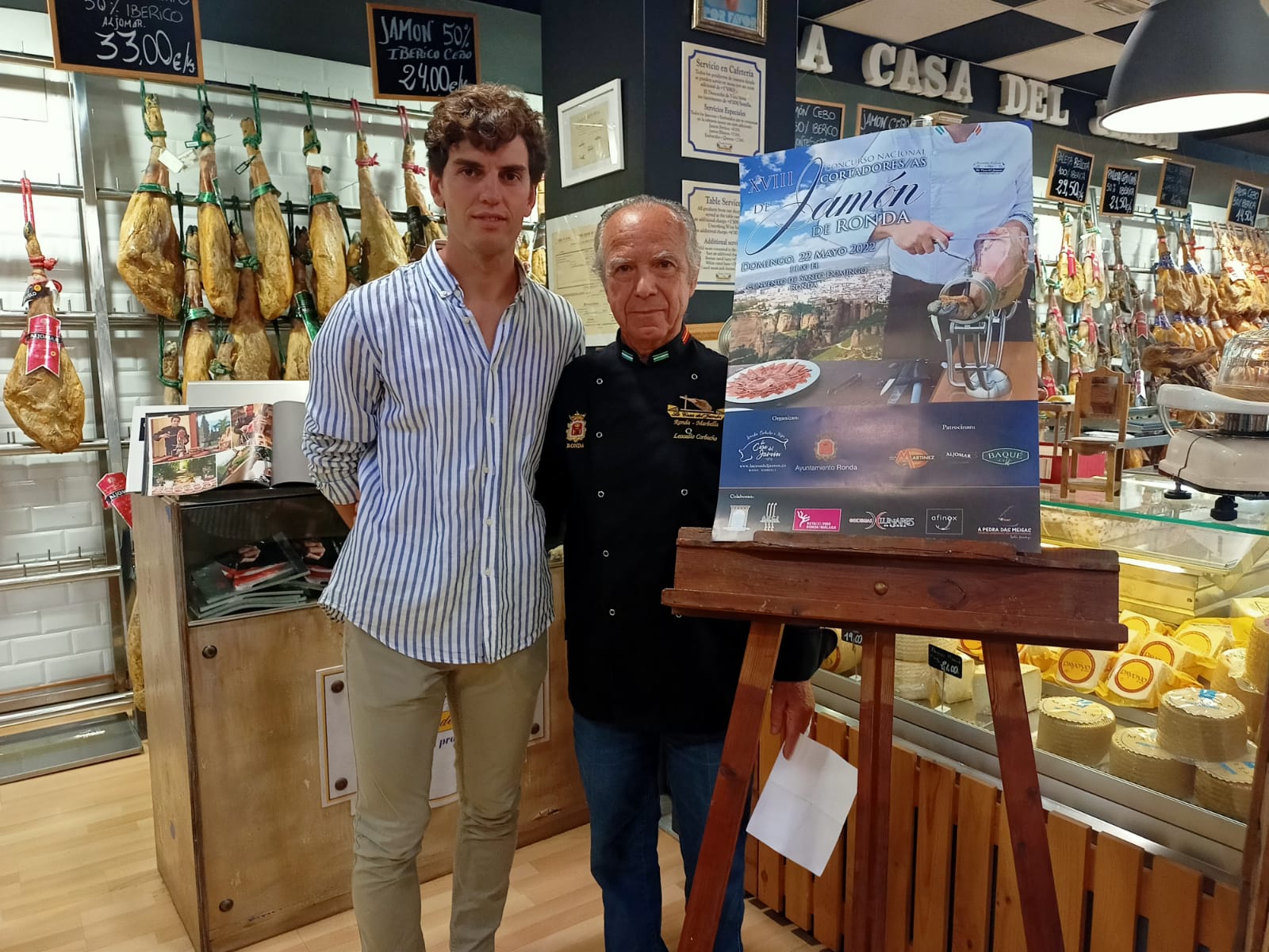 Leocadio Corbacho junto al torero rondeño Javier Orozco en la Casa del Jamón.