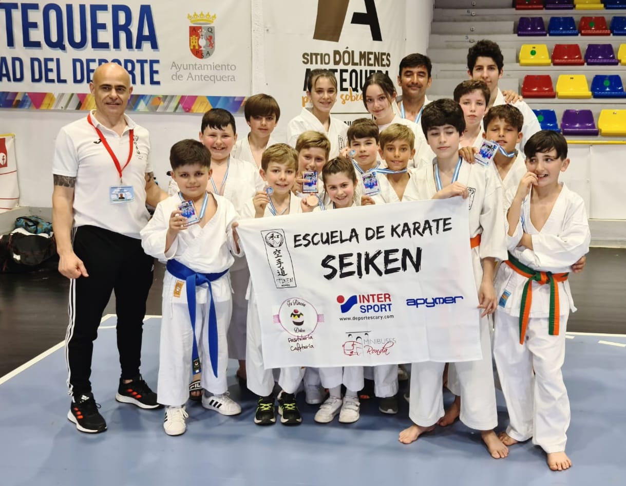 El grupo de representantes de la Escuela de Kárate Seiken.