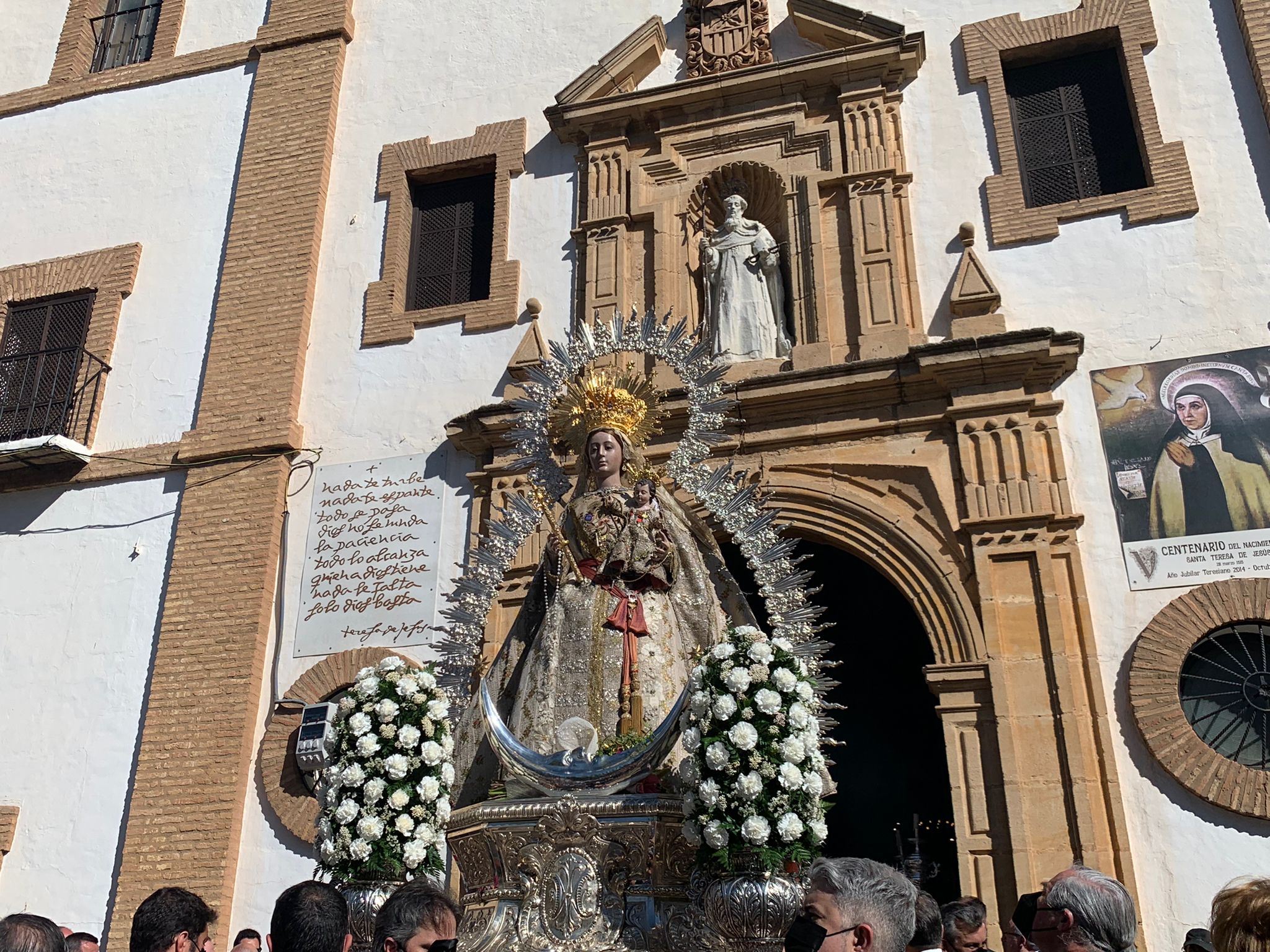 Momento del traslado de la Patrona desde su santuario a la iglesia de La Merced.