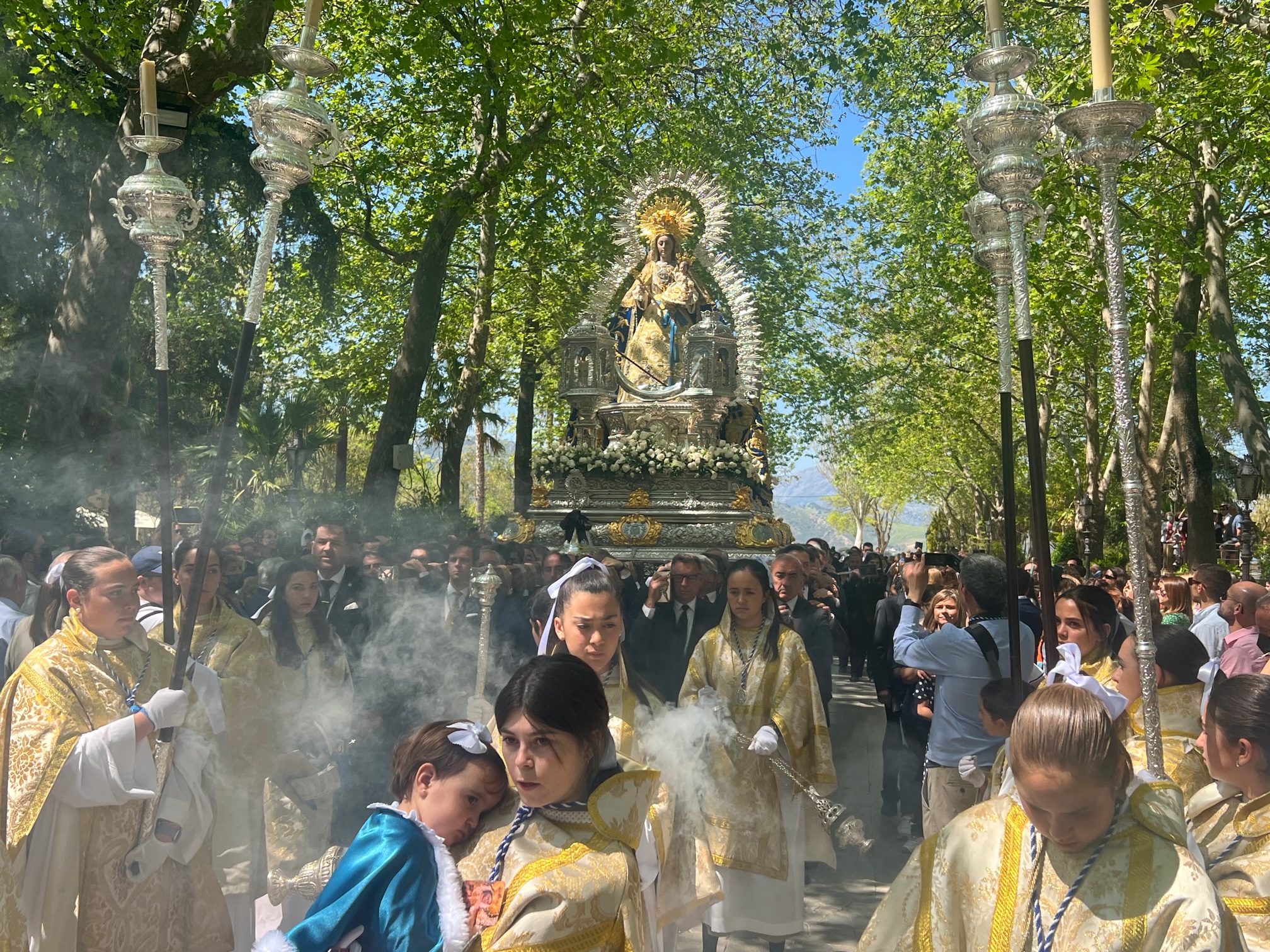 Momento en el que la Paz inicia el desfile procesional tras la misa en la Alameda.