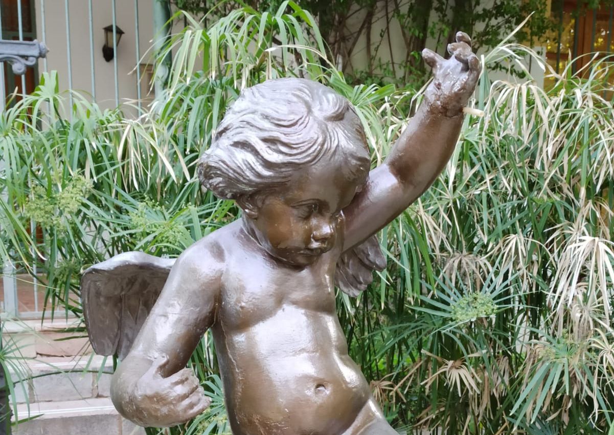 Ya se ha reparado una de las manos rotas de uno de los angelitos.