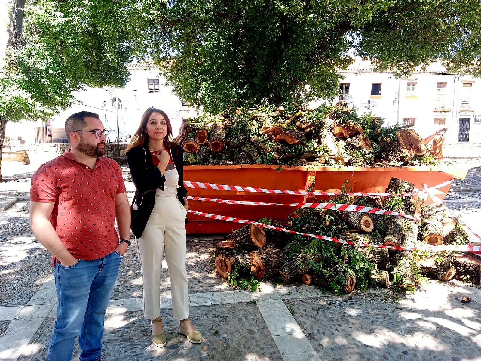 La concejal de parques junto al técico han supervissado los trabajos de retiradsa de las ramas.