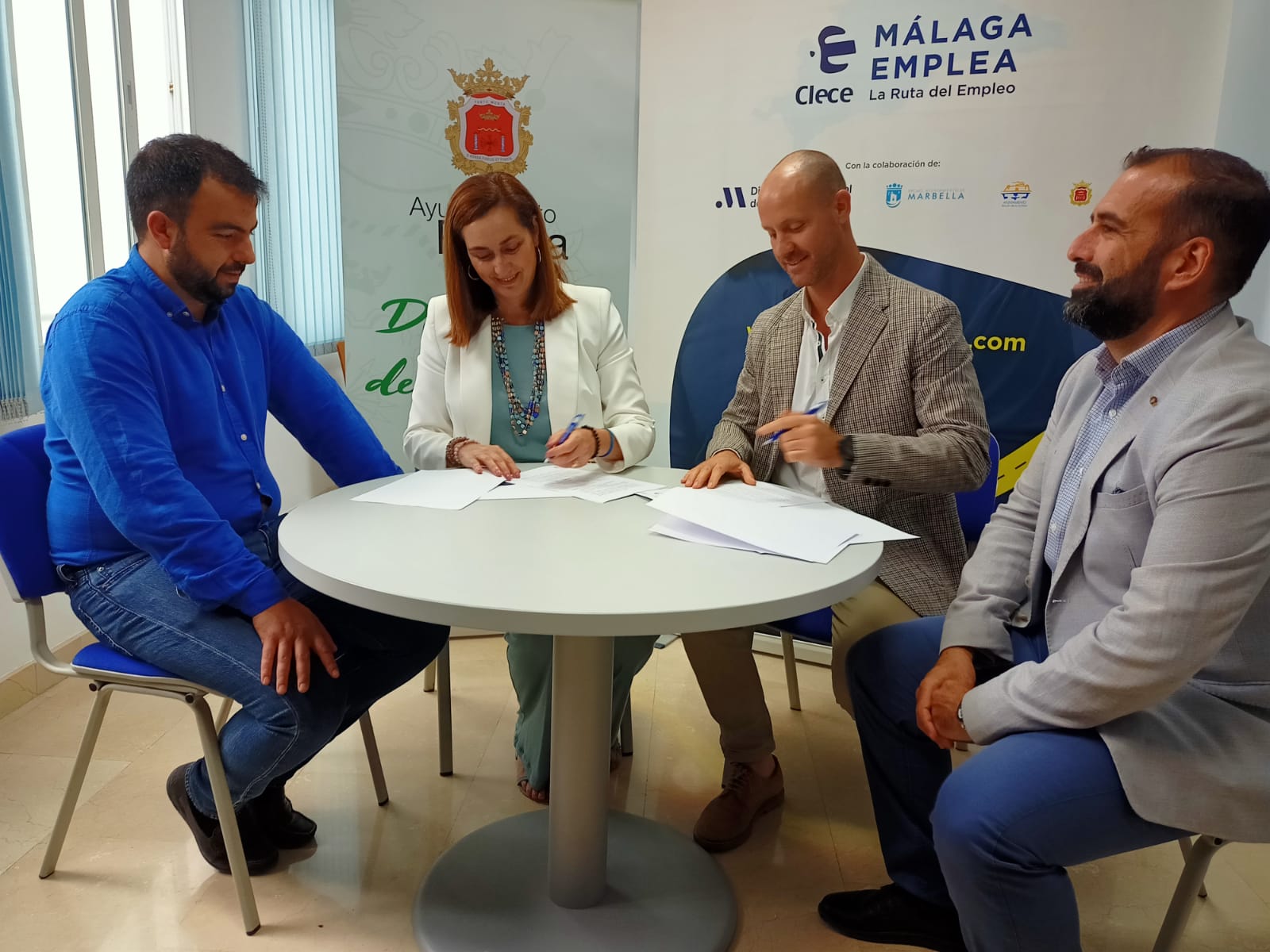 Los concejales junto a los responsables de Clece en la firma del convenio.