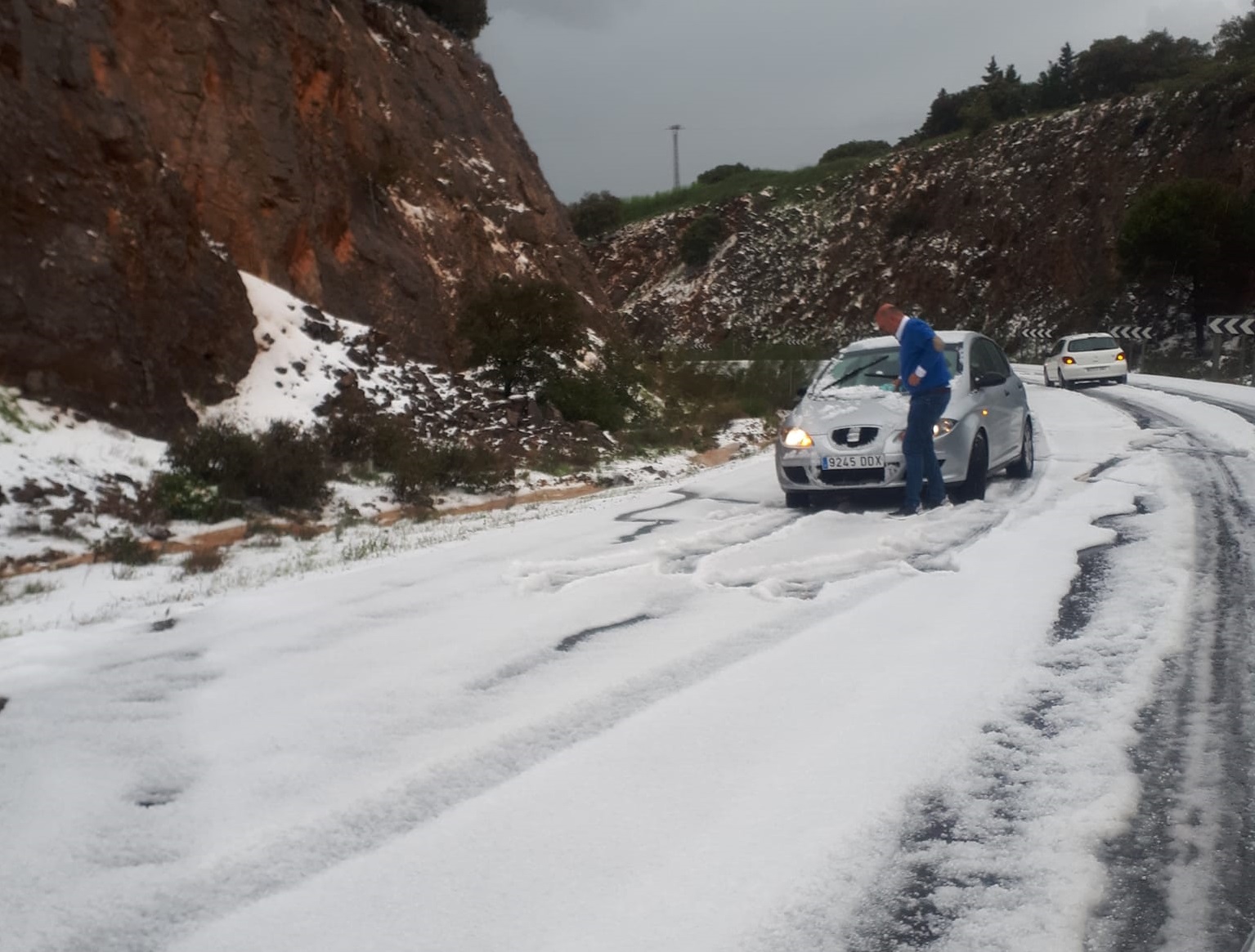 Imagen del granizo caído en la trinchera de la carretera de San Pedro. Foto Isabel Romero.